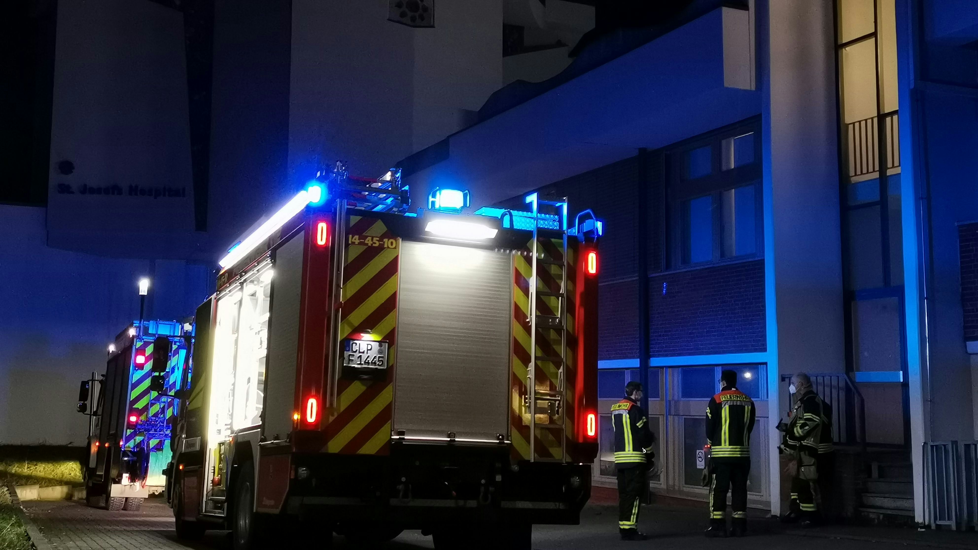 45 Einsatzkräfte der Freiwilligen Feuerwehr Cloppenburg waren in der Nacht zum Freitag an dem Großeinsatz im St.-Josefs-Hospital beteiligt. Foto: Feuerwehr Cloppenburg/Lichtfuß