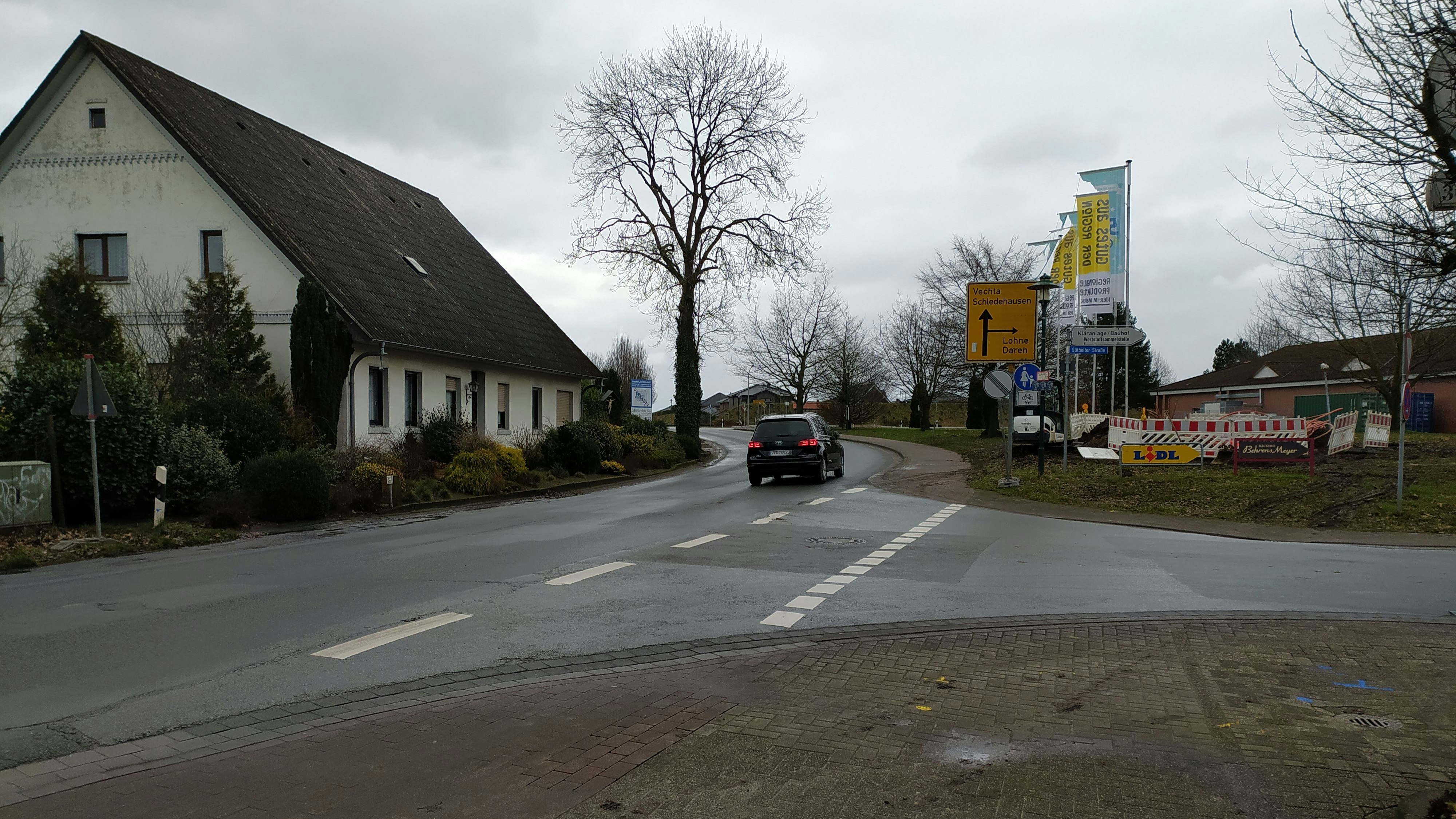 Hier soll bald ausgebaut werden: Die Kreuzung Darener Straße/Sütholter Straße ist ein Verkehrsknotenpunkt in Bakum.&nbsp; &nbsp;Foto: Kessen
