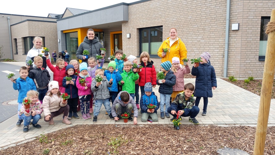 Viel Spaß hatten die Kinder aus Goldenstedt beim Blumenpflanzen. Foto: privat