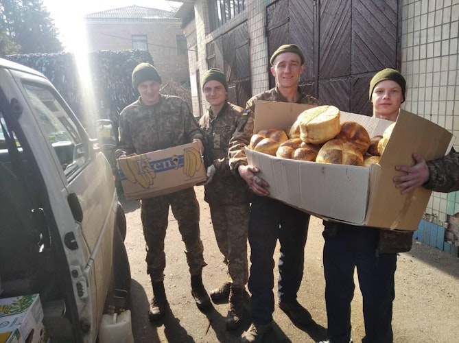 Versorgen die Flüchtenden mit dem Nötigsten: Das Helferteam der Kirchengemeinde in Nedoboevy. Foto: Landwehr