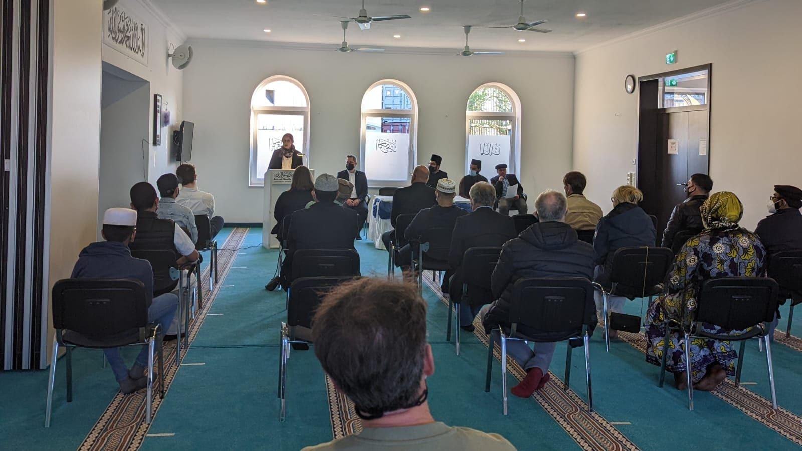 Abendlicher Empfang in der Bait-ul-Qaadir-Moschee in Vechta: Die Vertreter der muslimischen Gemeinde nutzten das Fastenbrechen, um über ihre Arbeit auf lokaler und nationaler Ebene zu berichten sowie den Austausch mit den Gästen zu suchen. Foto: Ahmadiyya-Gemeinde