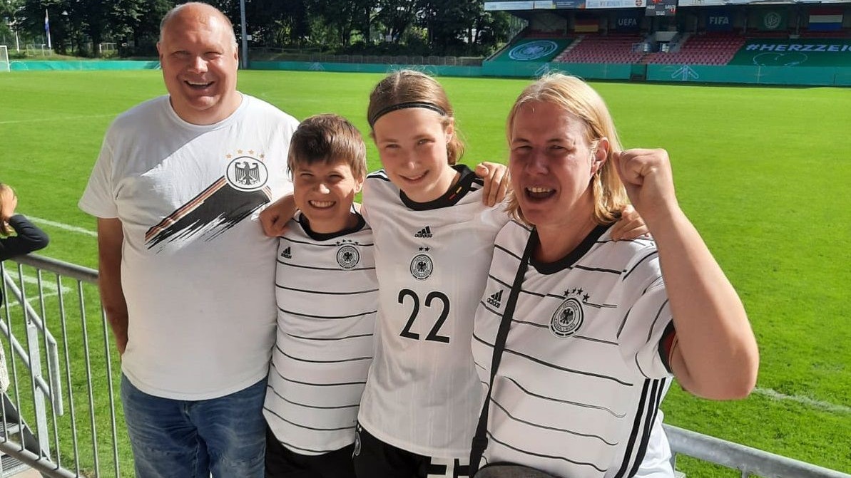 Besuch der Familie: Laura Brörings Eltern Josef und Sonja sowie ihr Bruder Niklas sahen sich die beiden U16-Länderspiele gegen die Niederlande (1:1) und Dänemark (2:0) an. Foto: ©Bröring