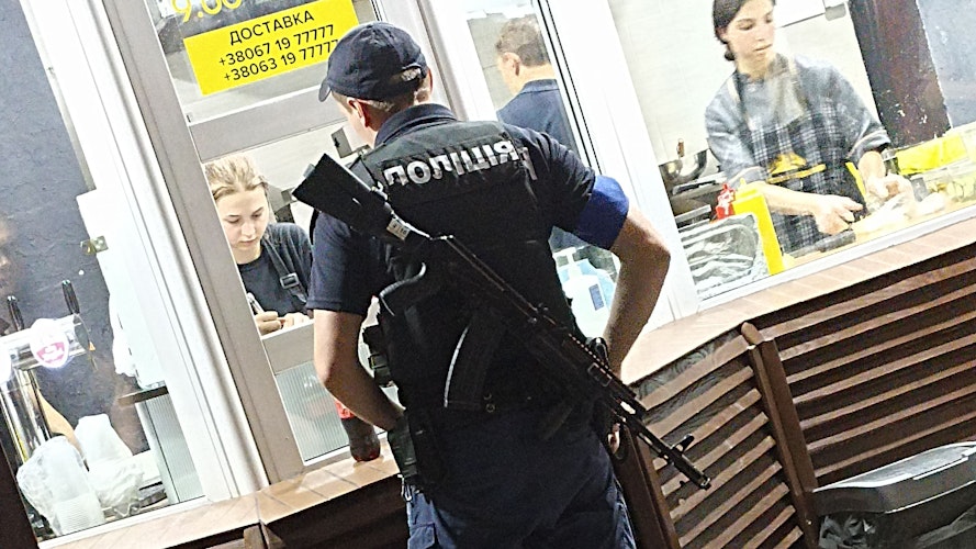 Bewaffneter Alltag: In der Ukraine ist die Bedrohung überall spürbar, sagt Robert Luttikhuis. Foto: Luttikhuis