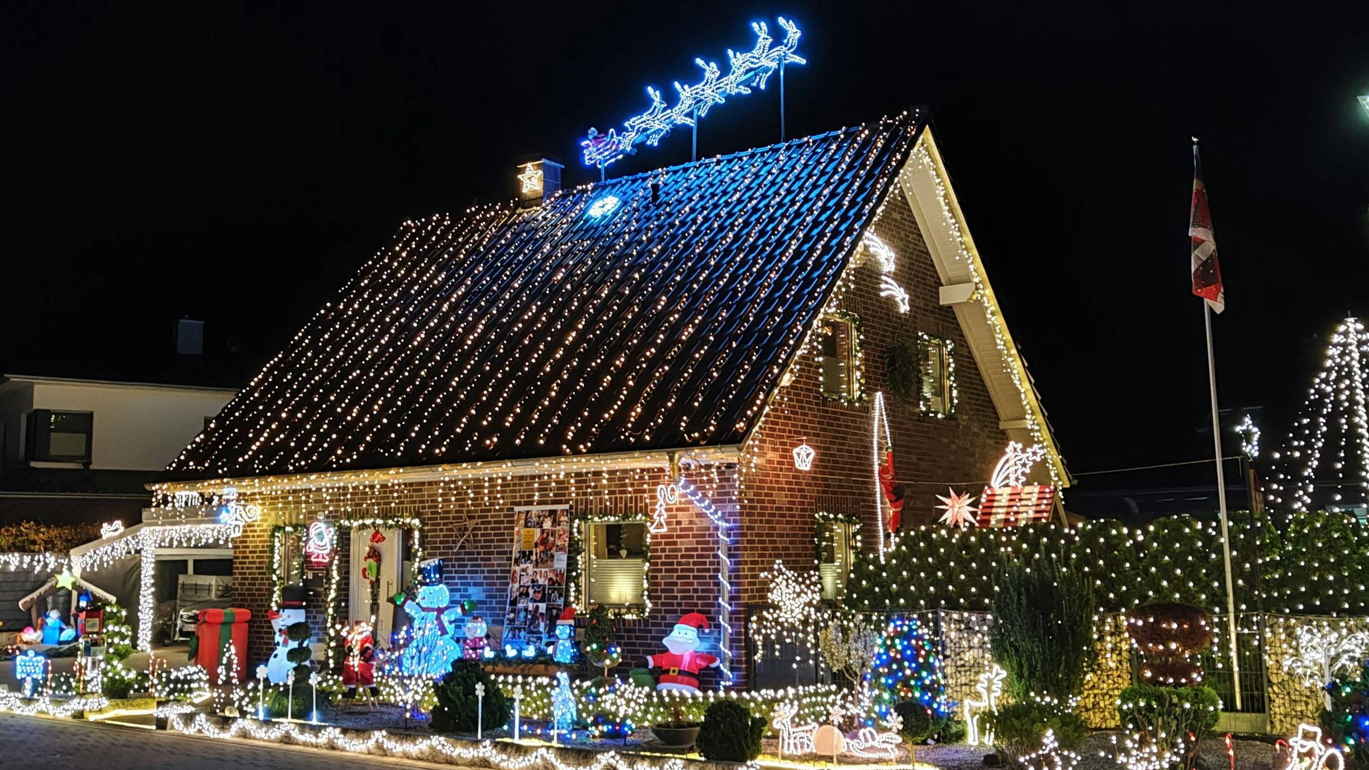 Mega-Beleuchtung: So bunt wie bei Familie Lampe dürften nur wenige Häuser in der Adventszeit geschmückt sein. Foto: Sperveslage<div></div>