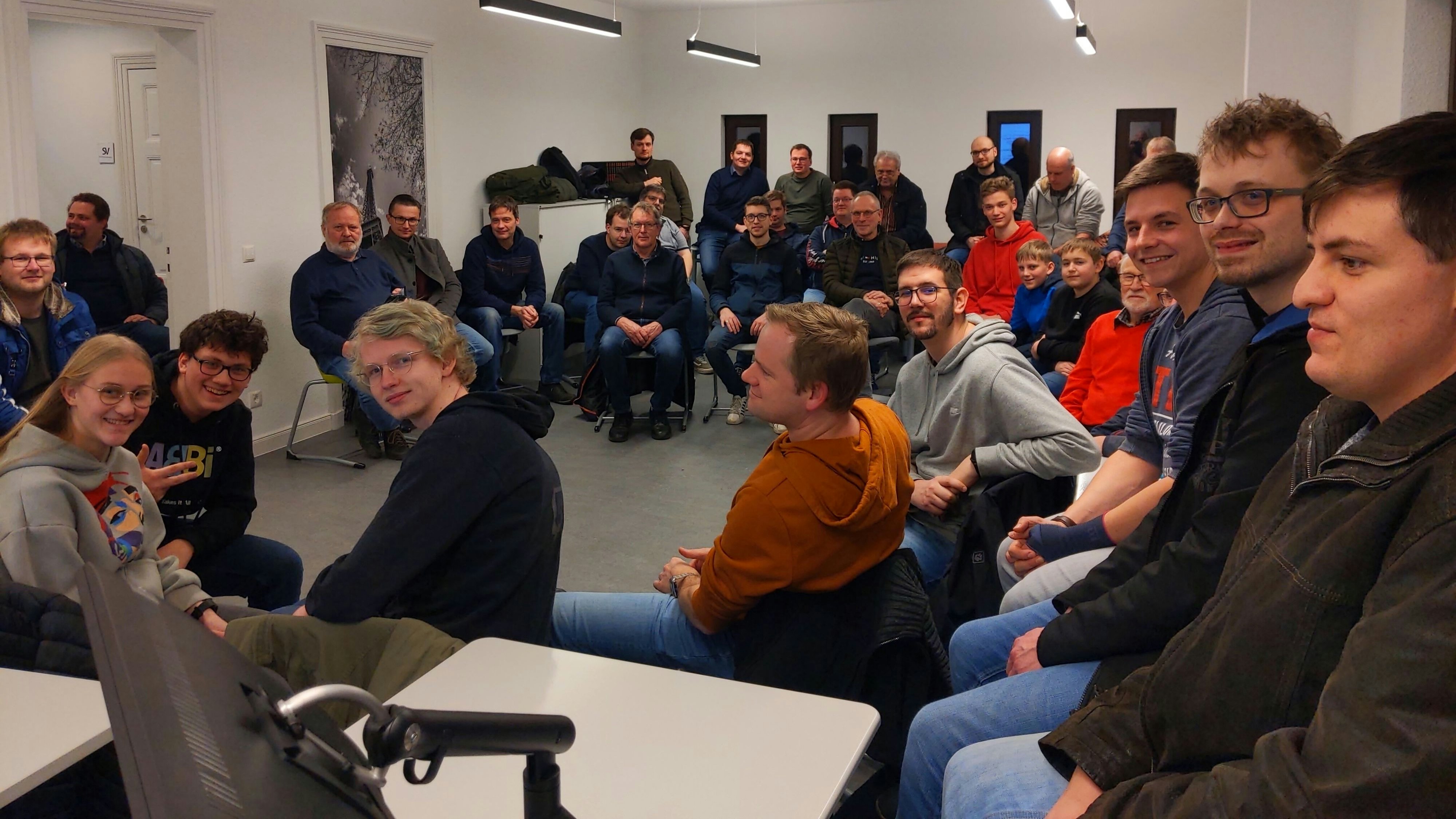 Großes Interesse: 32 Männer und 3 Frauen kamen zum 1. Friesoyther Meet &amp; Geek, einem Treffen für IT- und technikinteressierte Menschen. Foto: Baran