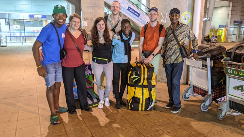 Freuen sich auf ein Wiedersehen: (von links) Jean-Marie Agbanou, Brigitte Hefele, Meike Wienken, Dennis Kessen, Apo Adzra, Dirk Schöning und Jules Assou treffen sich am Flughafen von Lomé. Foto: CFPR