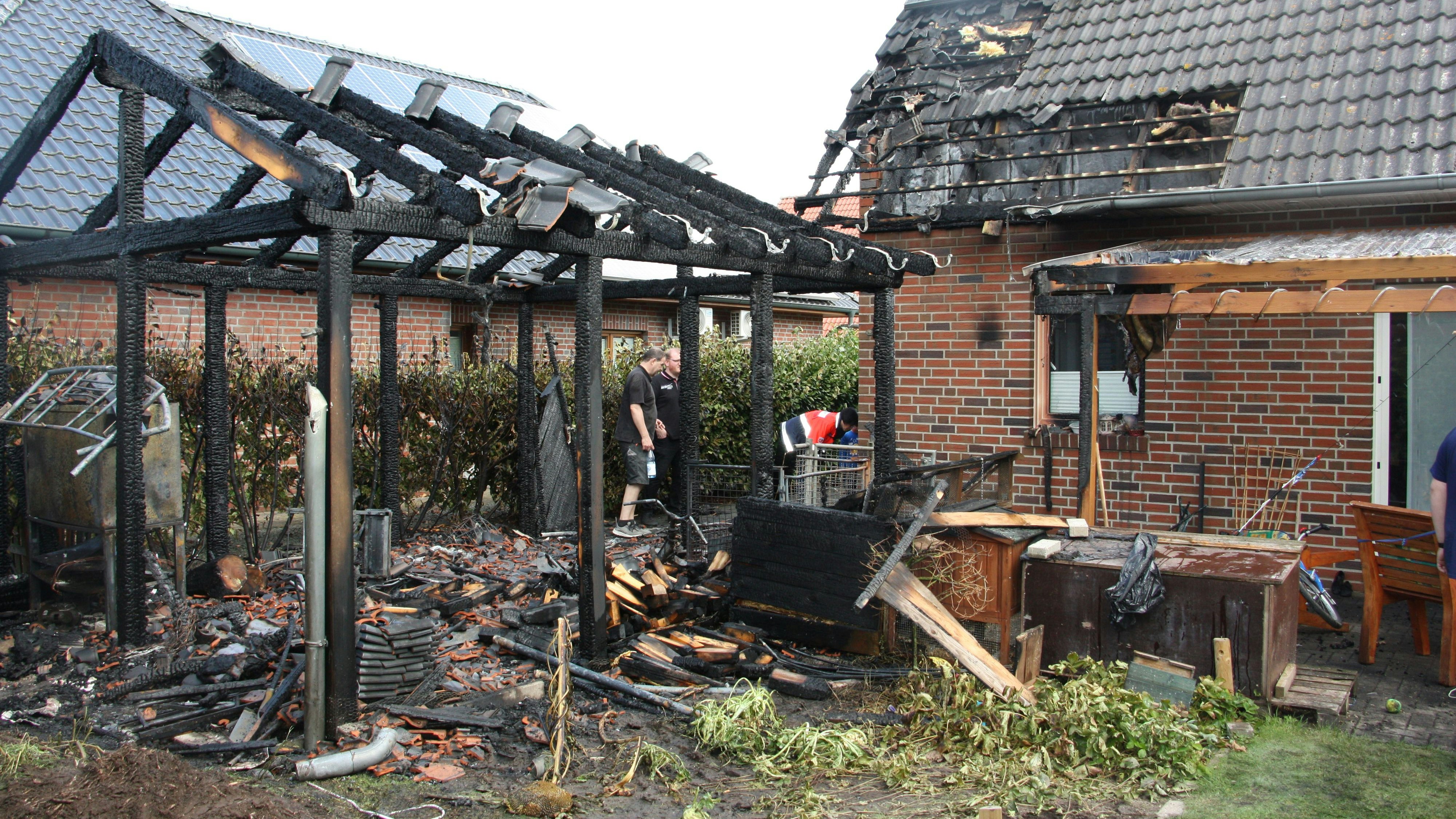 Ein Bild der Verwüstung: Der Brand des Gartenschuppens hat teilweise auch auf den Dachstuhl des Wohnhauses übergeschlagen. Foto: Kessen