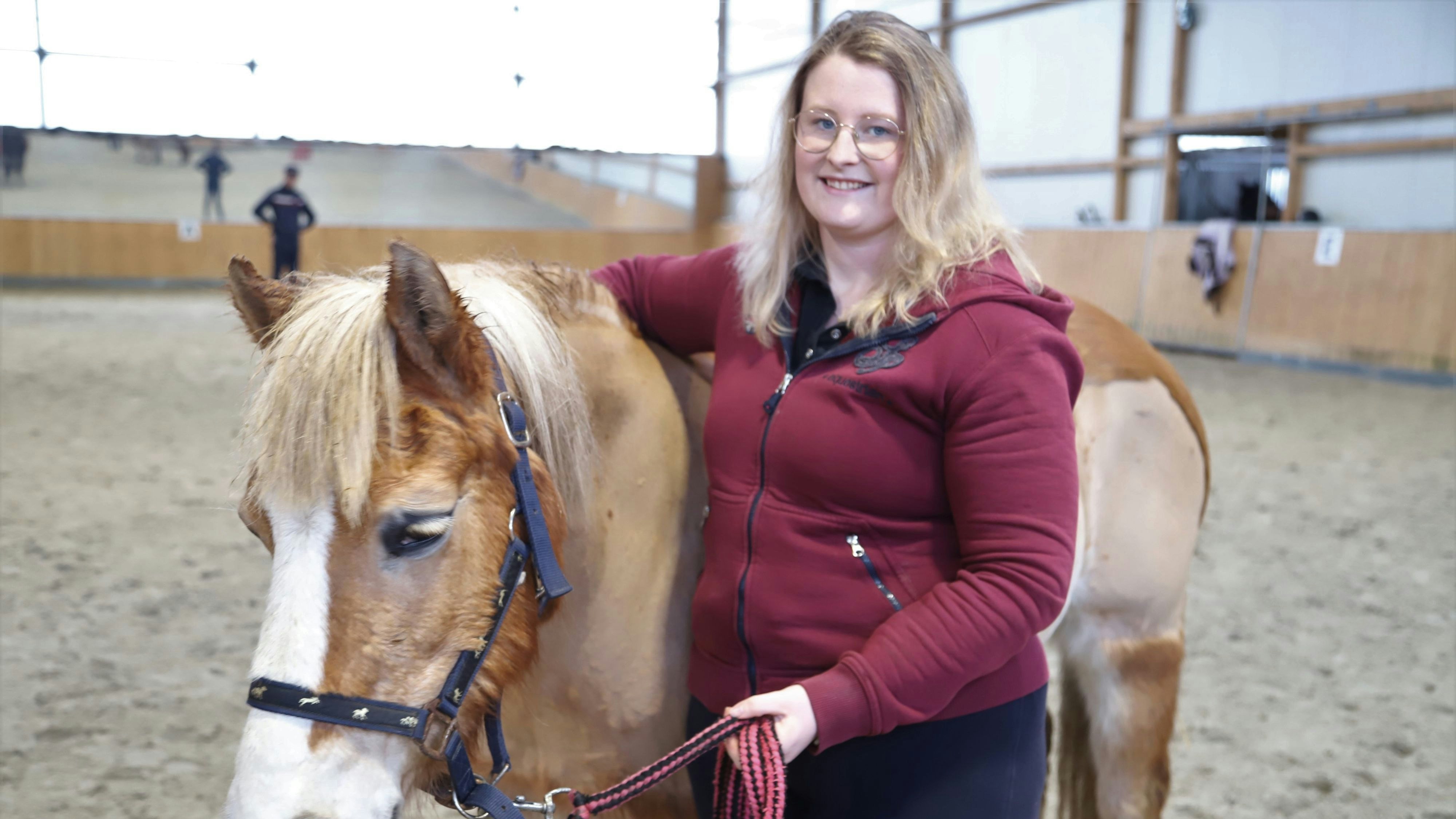 Hoch zu Ross: Michelle Tellmann bietet mit Pony Maxi therapeutisches Reiten in Reithalle „Seelter Houngsteastaal Loanghoarst“ an. Foto: Passmann