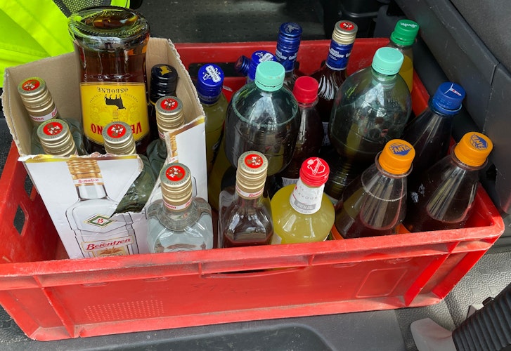 Konfisziert: Die Flaschen mit hochprozentigem Alkohol, die Jugendlichen abgenommen wurden, landen im Polizeiwagen. Foto: Stix