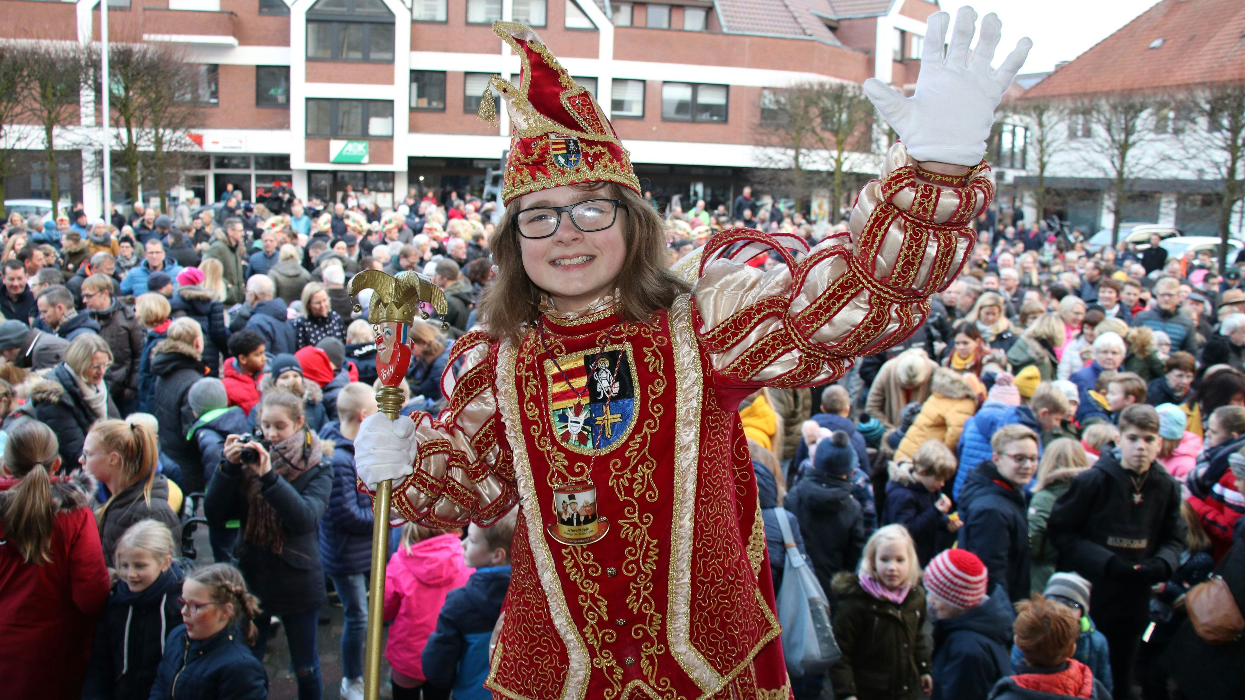 Um seinen Nachfolger geht es: Die Carnevalsgeselslchaft stellt am Sonntag die Tollität vor, die auf Moritz I. (Hackstette) folgt und die Kinder regiert. Foto: Lammert
