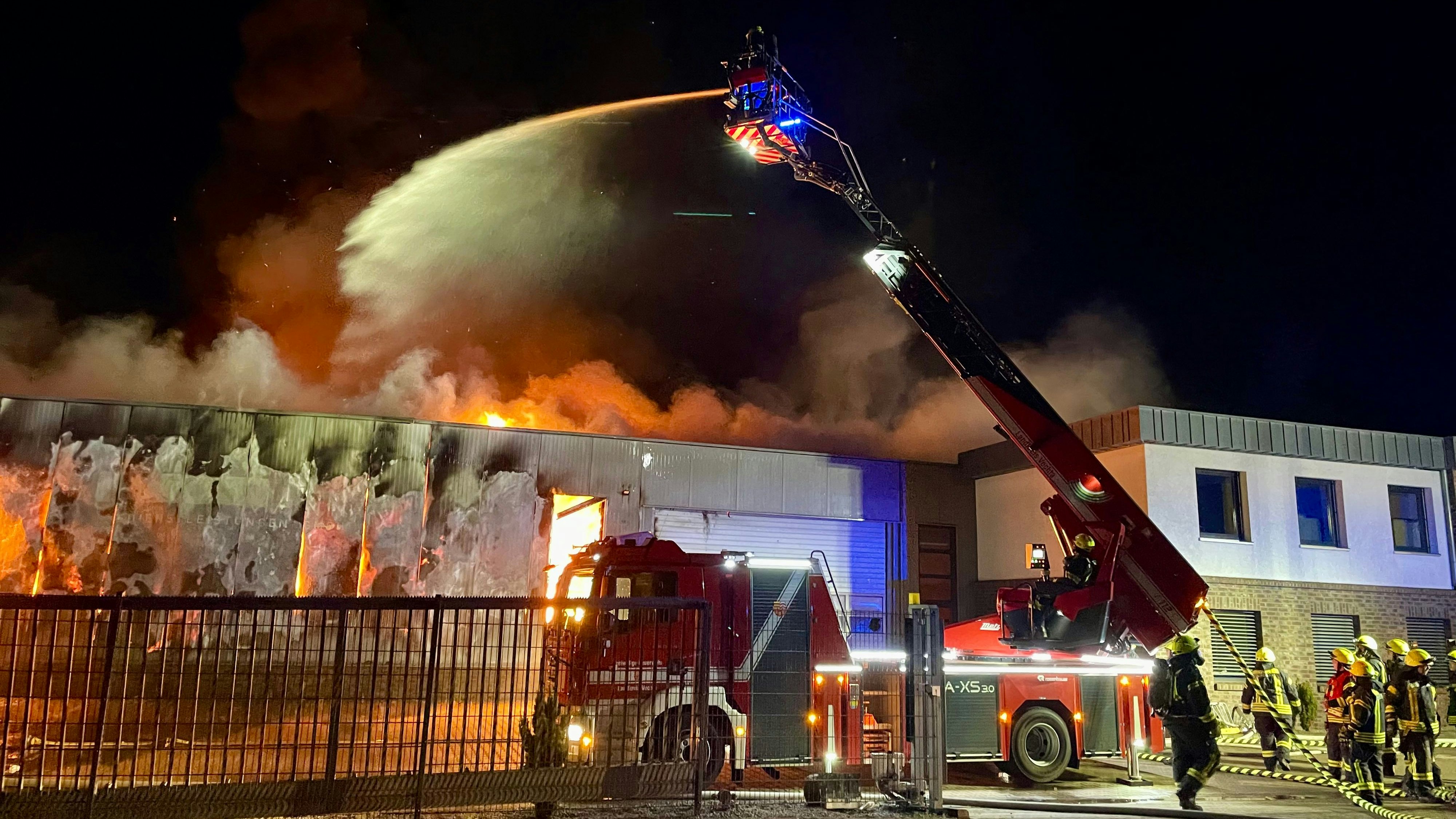 Die Halle steht komplett in Flammen. Foto: M. Niehues.