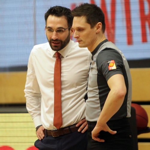 Redebedarf: Rasta-Coach Thomas Päch (links) mit Schiedsrichter Martin Matip. Foto: Schikora