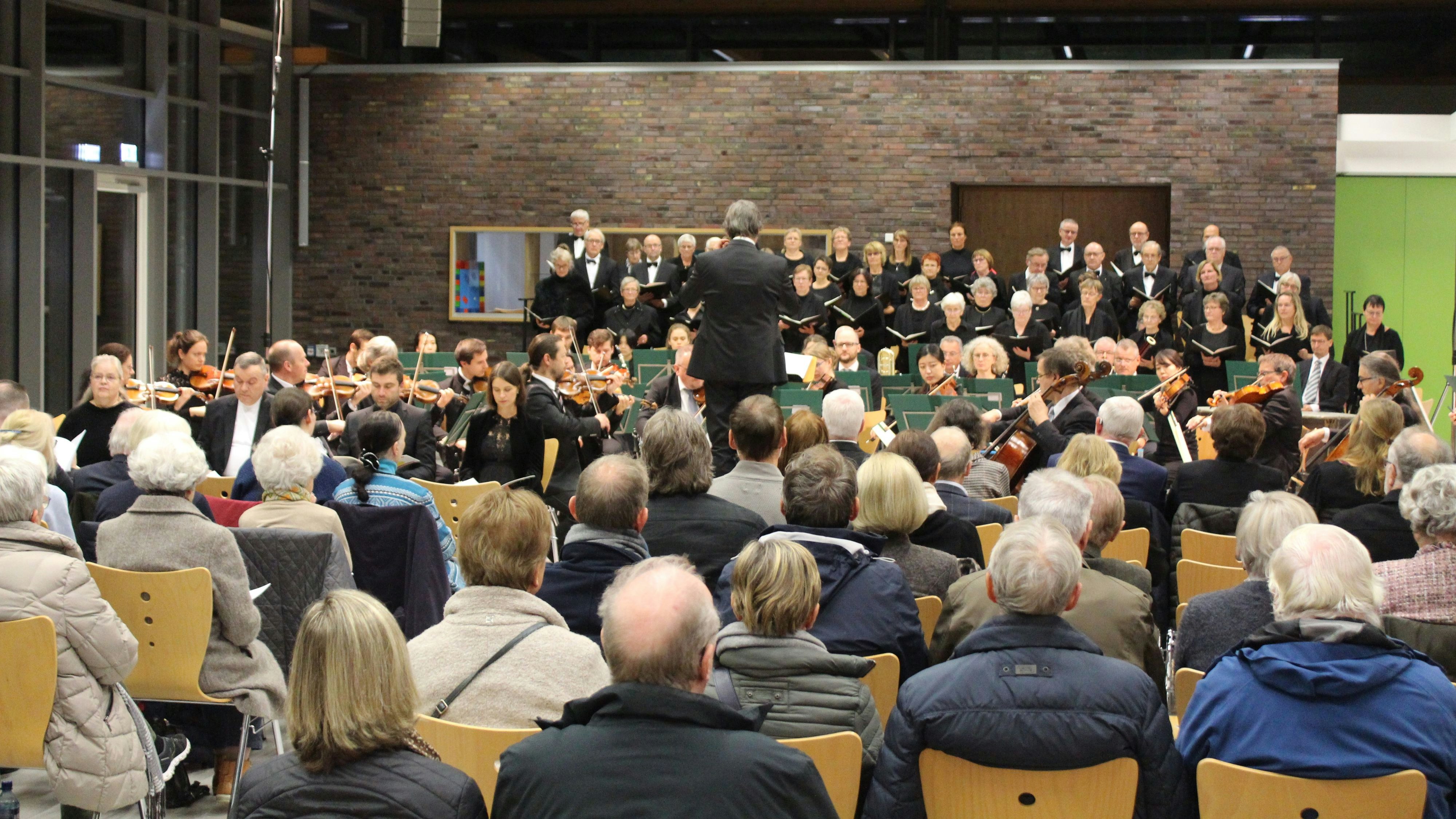 Neben den vier Solisten sang der Bach-Chor Gotha. Die Thüringen Philharmonie Gotha-Eisenach begleitete die Sänger. Foto: Heinzel