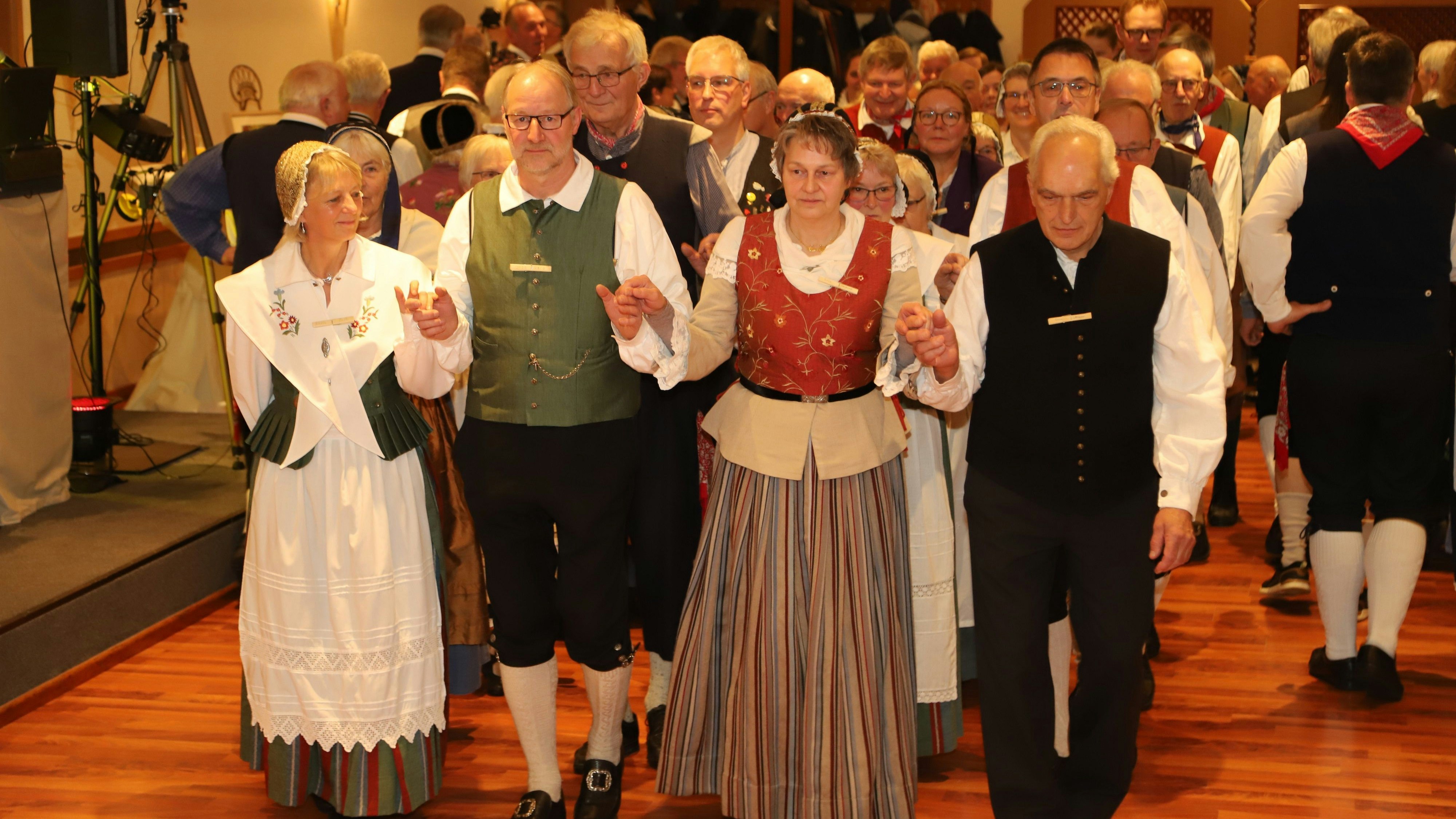 Start der Feier: Mit einer imposanten Polonaise begannen das 50. Jubiläum der Volkstanzgruppe Saterland. Foto C. Passmann