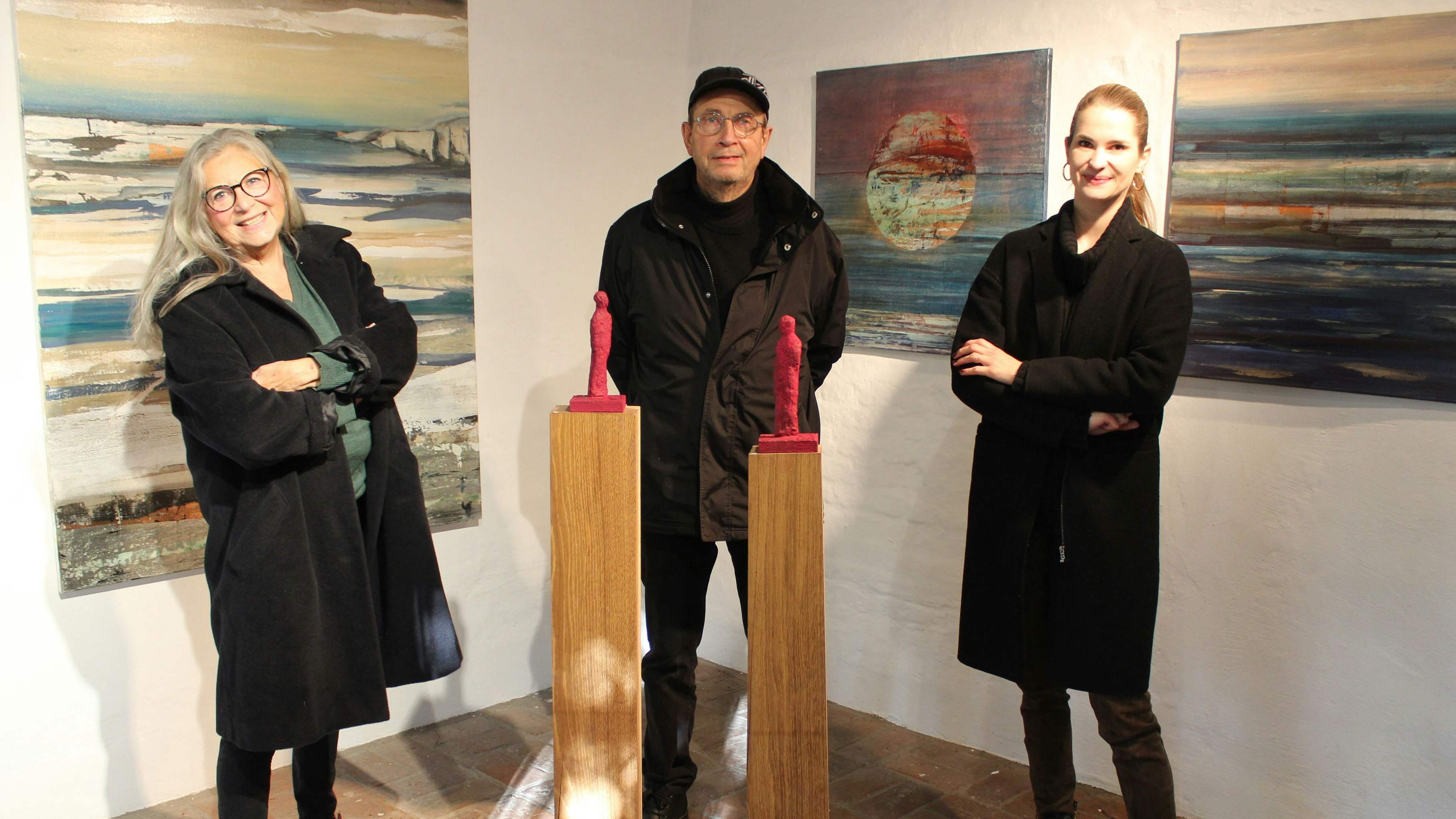 Rose Richter-Armgart (von links), Ulrich Fox und Melanie Voltz stellen zusammen mit Reimund Stolle ab dem 18. November ihre Werke&nbsp;im Kaponier aus. Foto: Heinzel