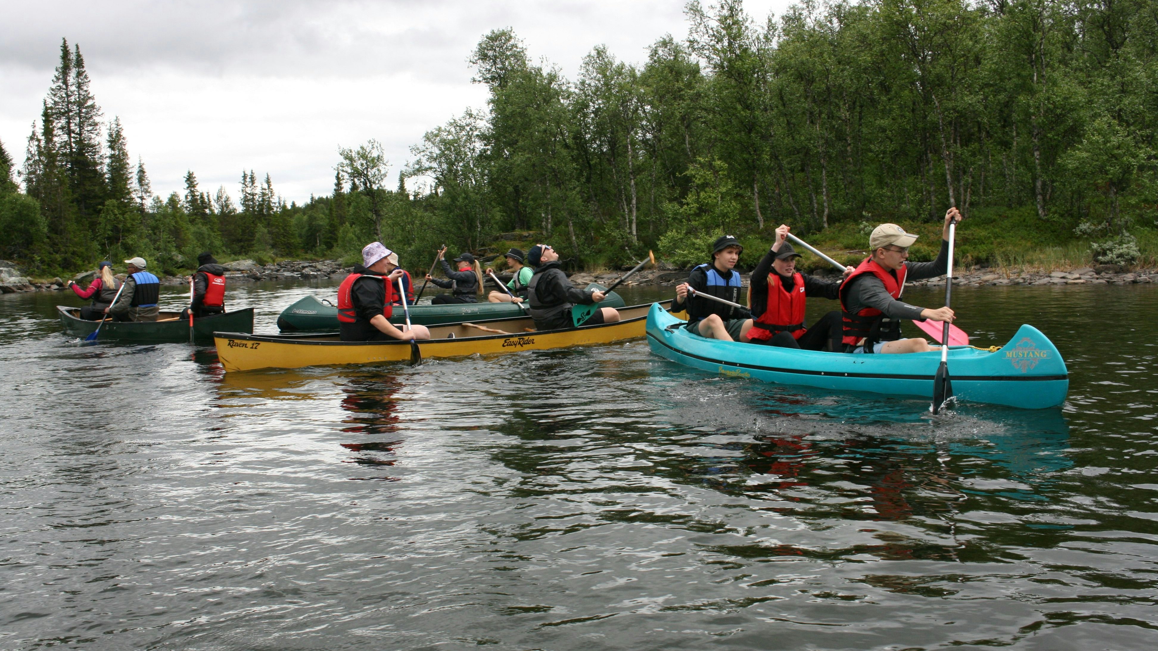 Unterwegs auf dem Wasser: Mit dem Kanu erkundeten die Friesoyther die Seenlandschaft in Norwegen. Auch Mountainbike- und Wandertouren stehen auf dem Programm. Foto: Elsen