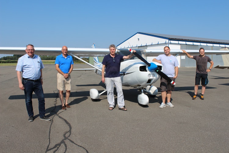 Aeroclub Damme (von links): Markus Graw, Uwe Krabbe (Vizepräsident), Franz Josef Strathausen (technischer Leiter), Patrick Busch (Fluglehrer) und Steven Sporkamann (Schriftführer). Foto: Heinzel