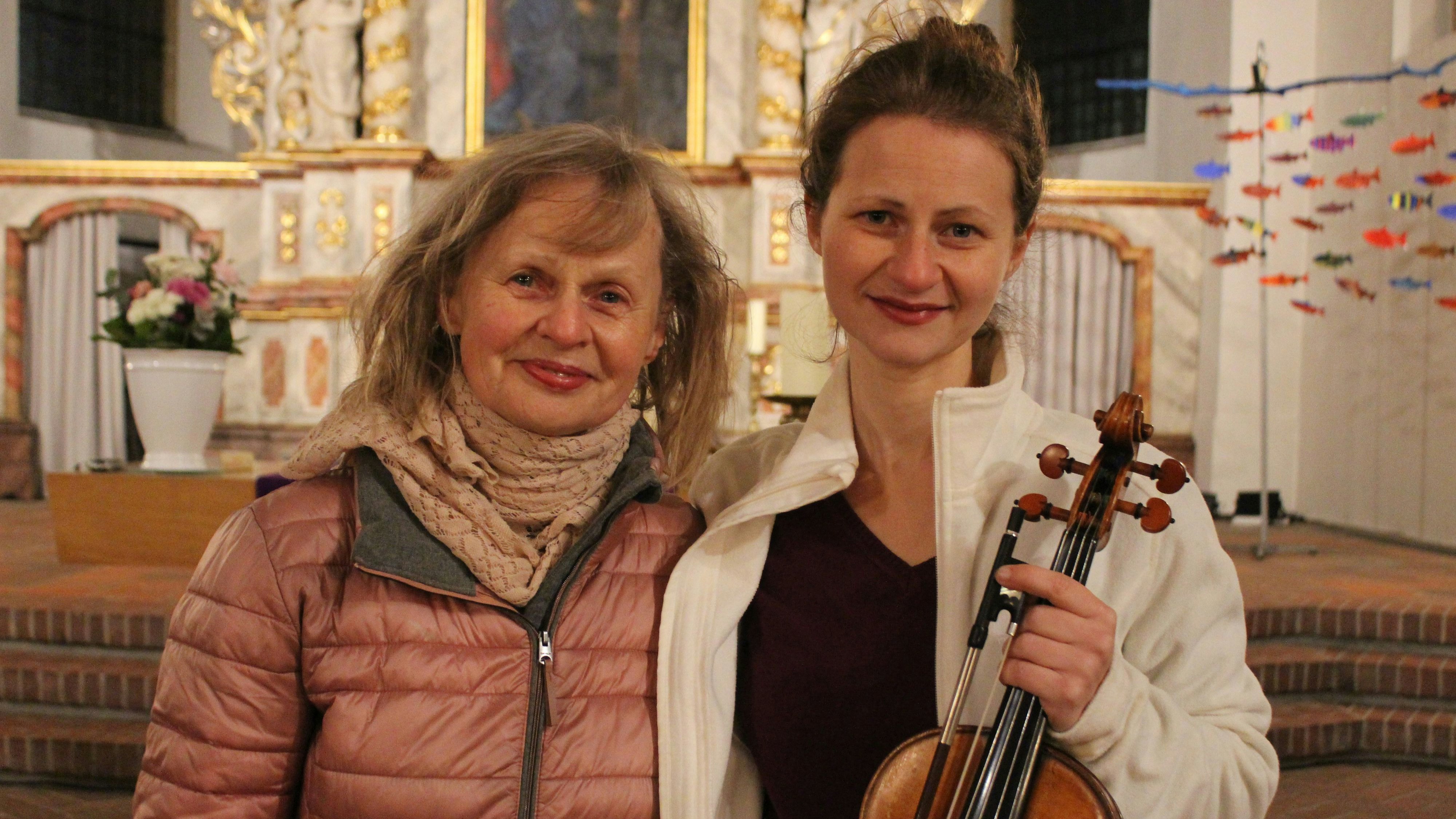Starkes Duo: Ulrike (links) und Liv Migdal schafften mit ihrem abwechselnden Vortrag einen ganz besonderen Abend. Foto: Heinzel