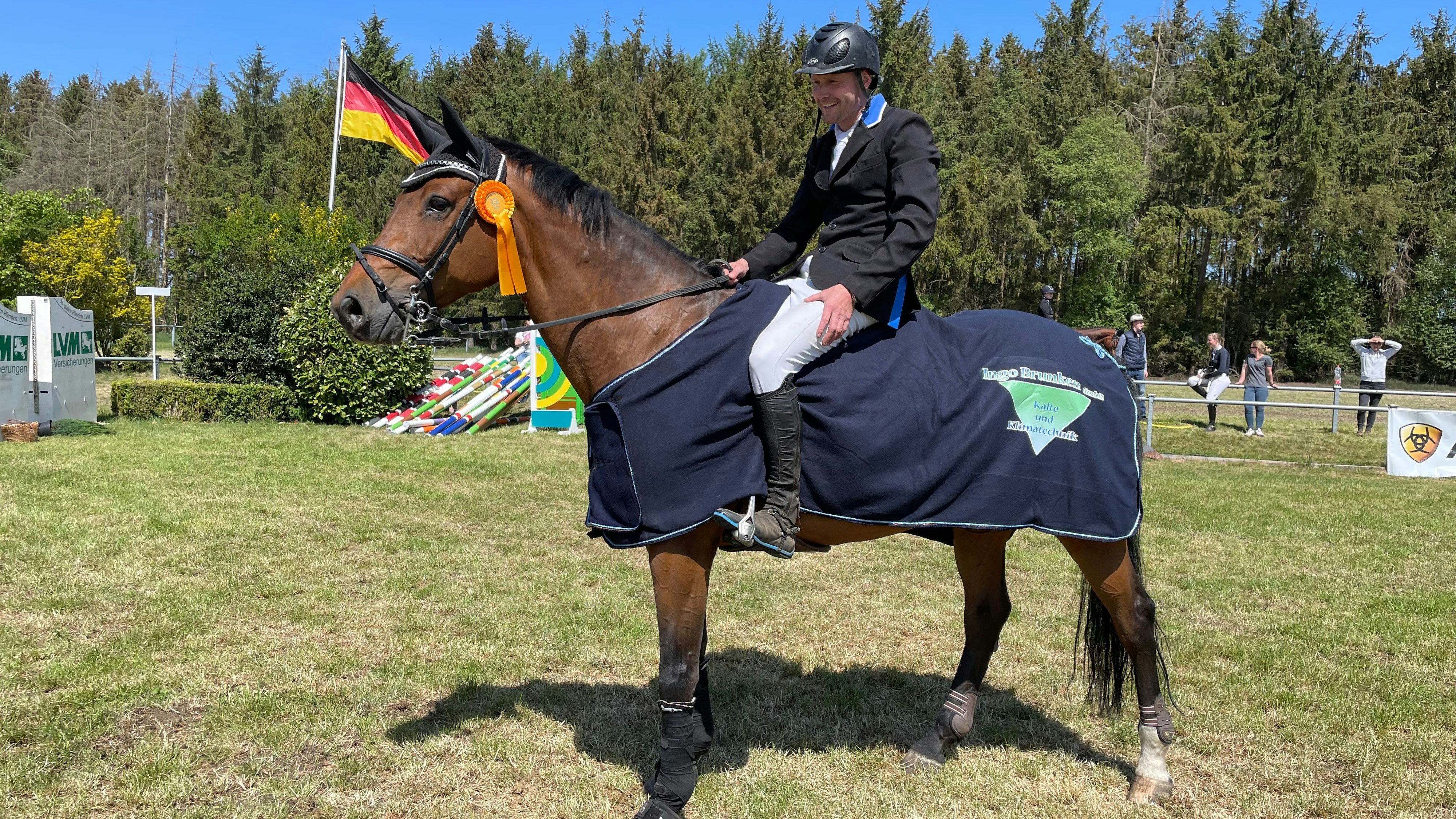 Der Gewinner des Turniers: Lokalmatador Jan Hermeling auf seinem Pferd „Cinzano“ sicherte sich den Sieg beim S-Springen des Reit- und Fahrvereins Lindern. Foto: Kock