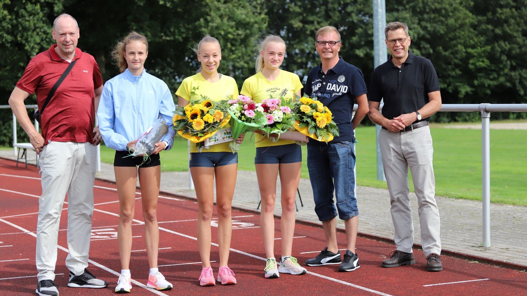 Ehrung der erfolgreichen Sportlerinnen: (von links) Eckhard Siemer, Xenia Krebs, Carolin Hinrichs, Pia Albers, Robert Koch und Bürgermeister Marcus Willen. Foto: VfL Löningen