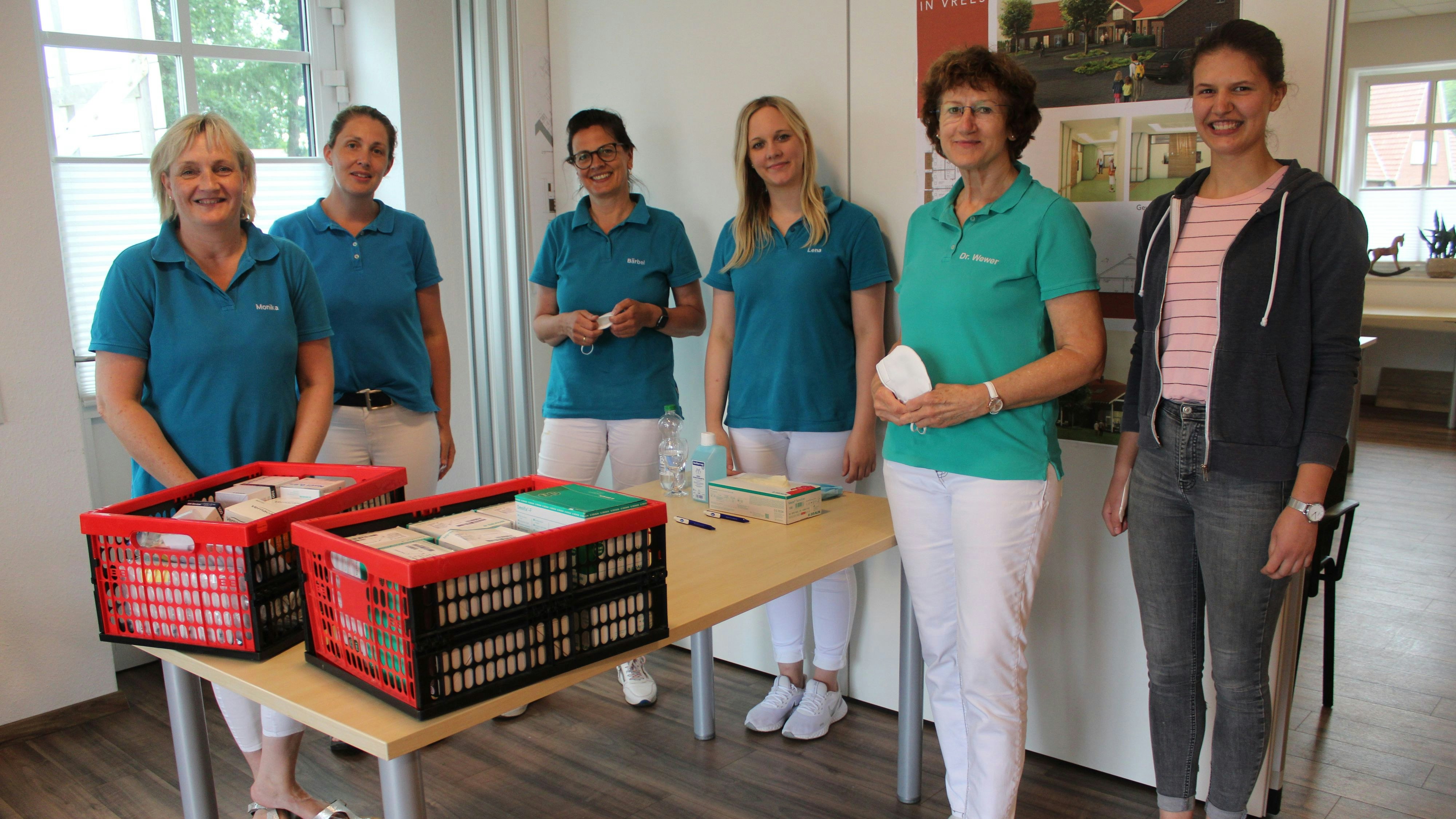 Teamwork: Zum Impfen brachte Dr. Petra Wewer (Zweite von rechts) ihre Mitarbeiterinnen mit ins Bürgerhaus. Foto: Wessels