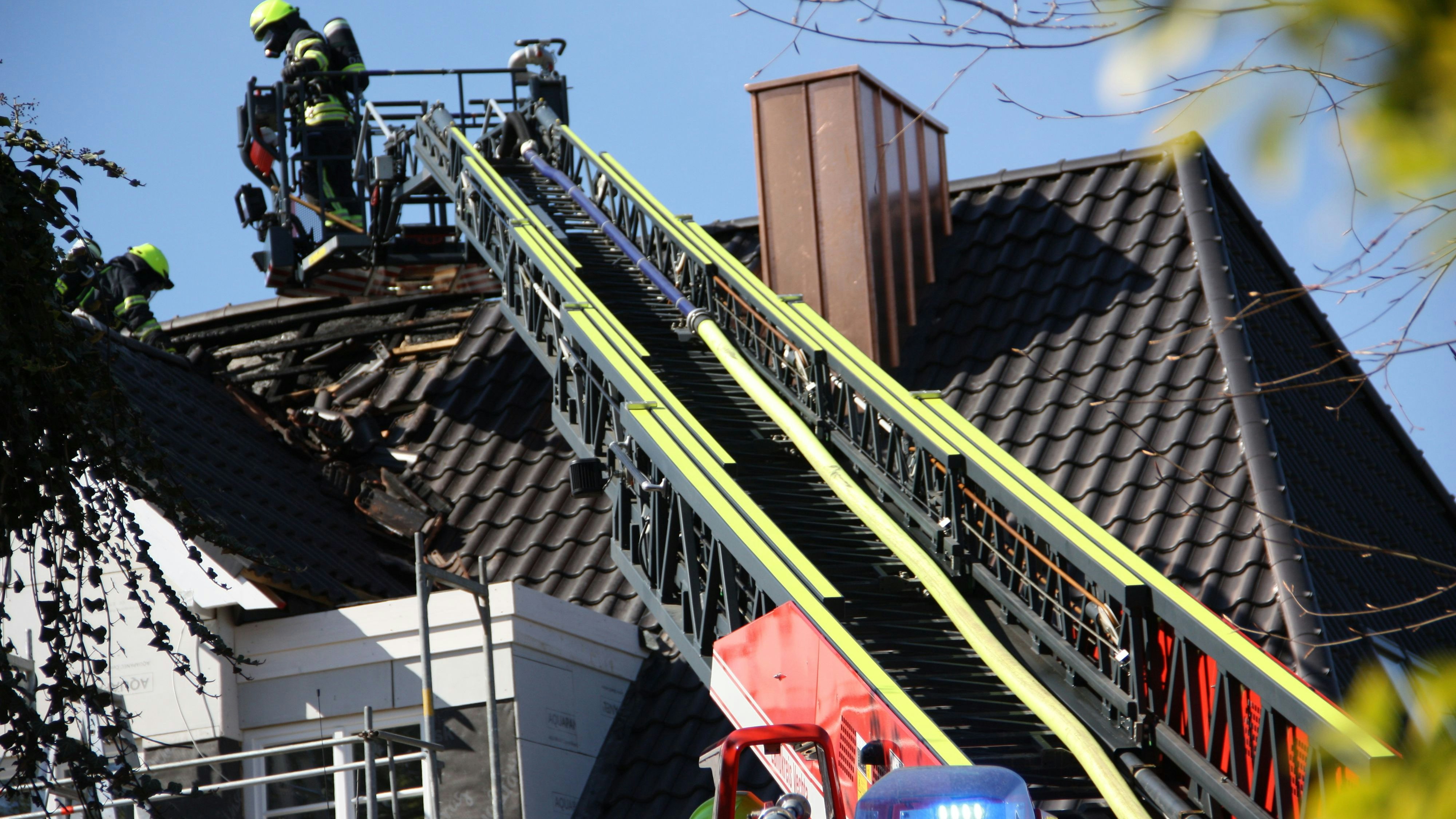 Wie hoch der Schaden am Dachstuhl ist, konnte bislang nicht festgestellt werden.&nbsp; &nbsp;Fotos: Bernhardt