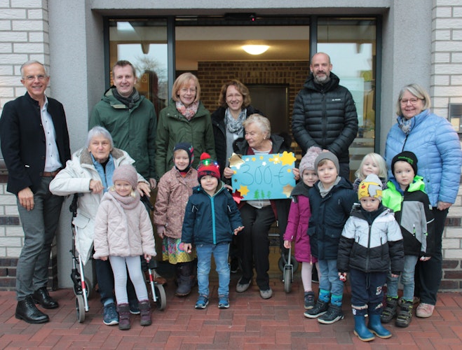 Willkommene Spende: Der St.-Josef-Kindergarten gab einen Teil der Einnahmen aus dem Adventsmarkt an das Leo-Stift ab. Foto: Böckmann