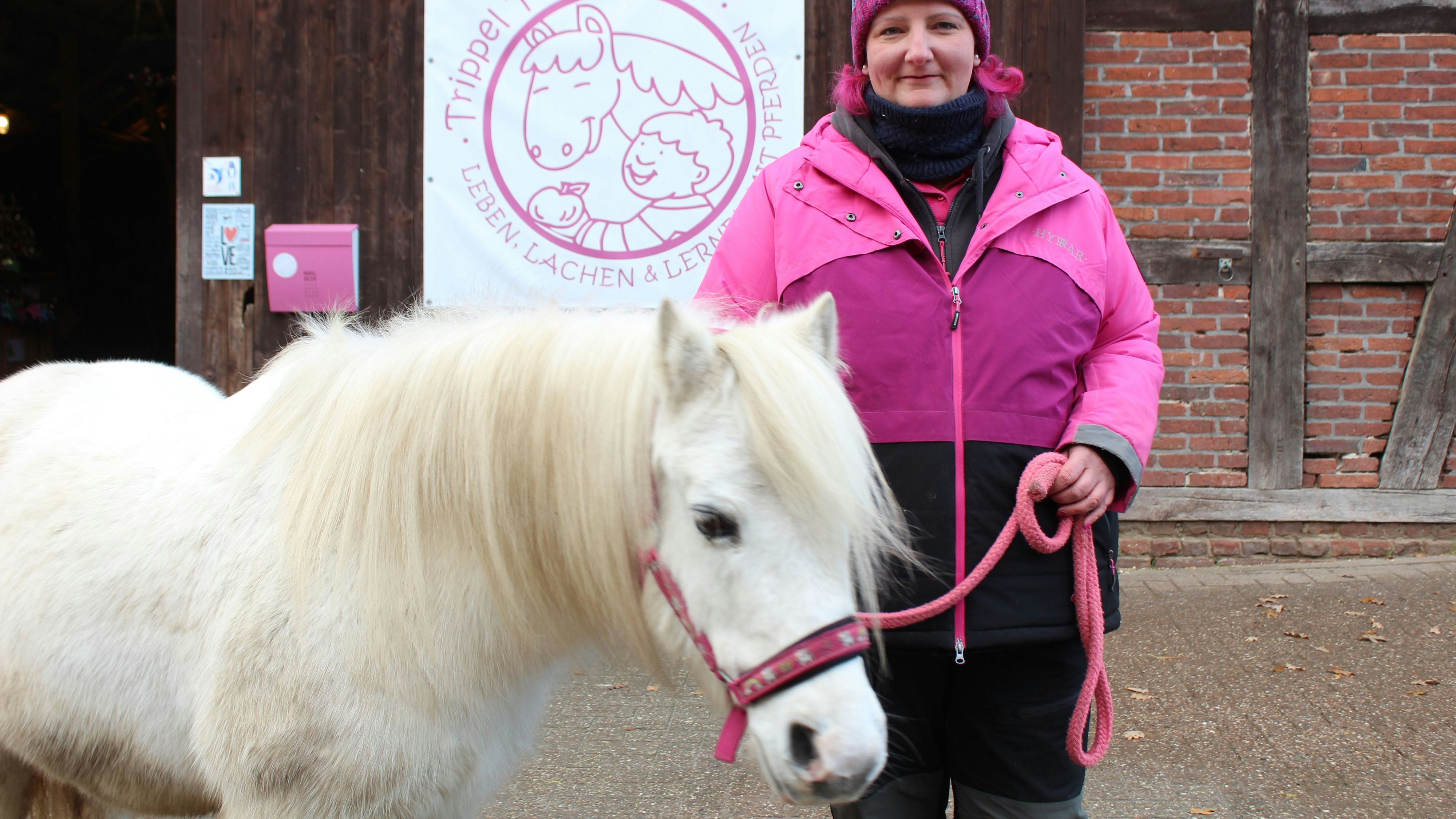 Reittherapeutin Mandy Hibbeler mit Knut. Das Pony wird im Therapiebereich bei Schulanfängern eingesetzt. Foto: Heinzel