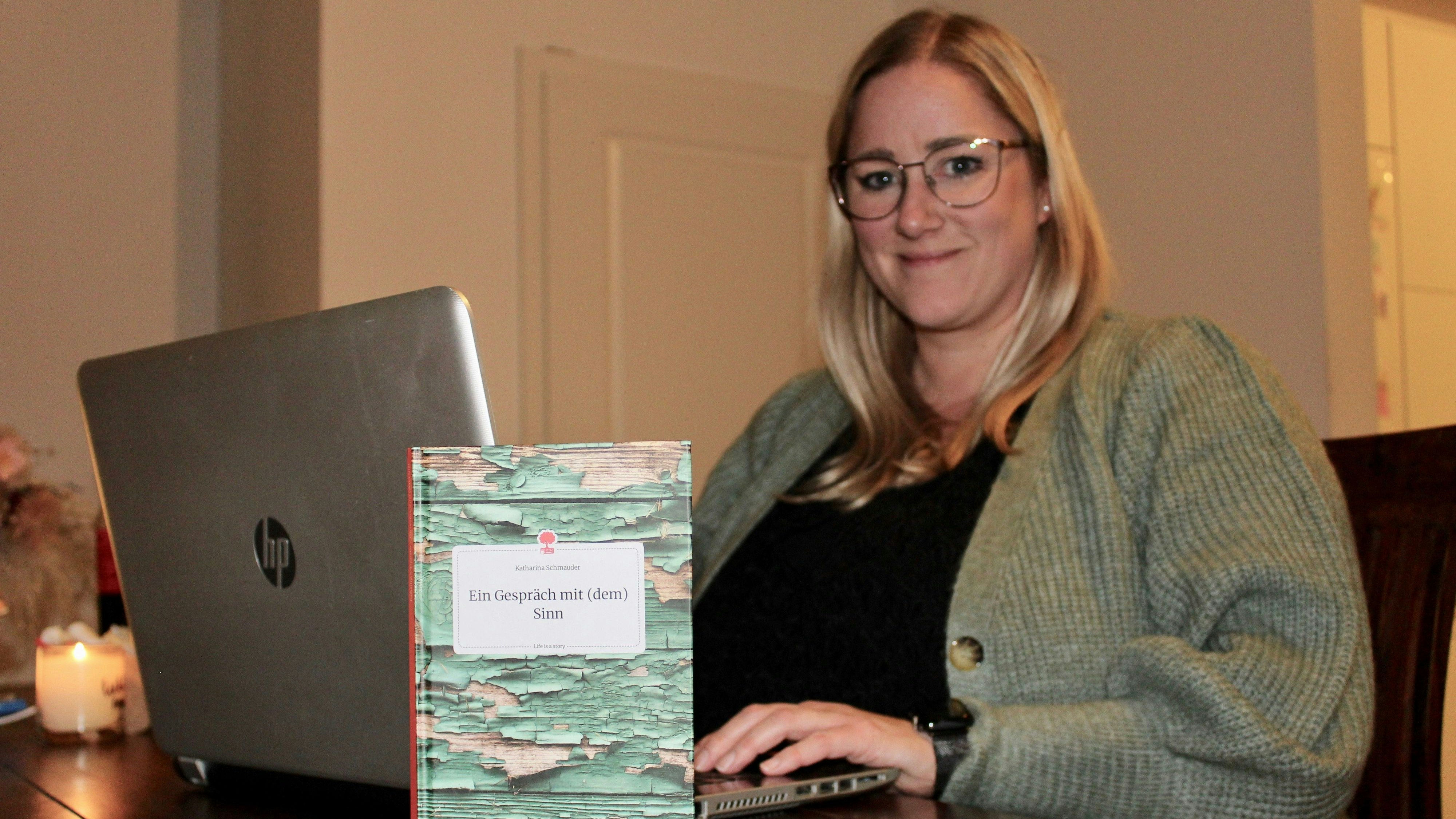 Stolz auf ihr Erstlingswerk: Katharina Schmauder hat sich mit dem Buch "Ein Gespräch mit (dem) Sinn" einen Kindheitstraum erfüllt. Foto: Hoff