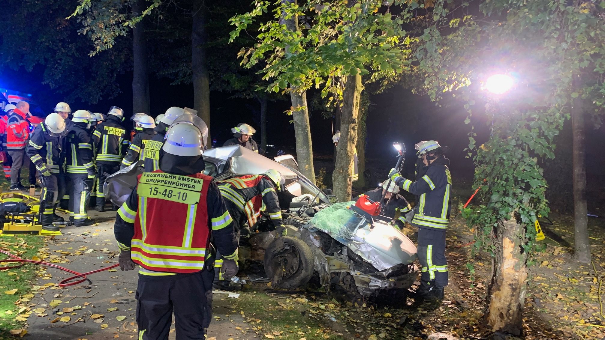 Unfallbergung: Die Feuerwehr Emstek musste die Verletzten aus dem Auto befreien Foto: Hülskamp / Feuerwehr Emstek