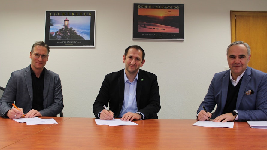 Unterschreiben den Vertrag: Sascha Zink (von links), Witali Bastian und Carsten Höfinghoff. Foto: Hoff