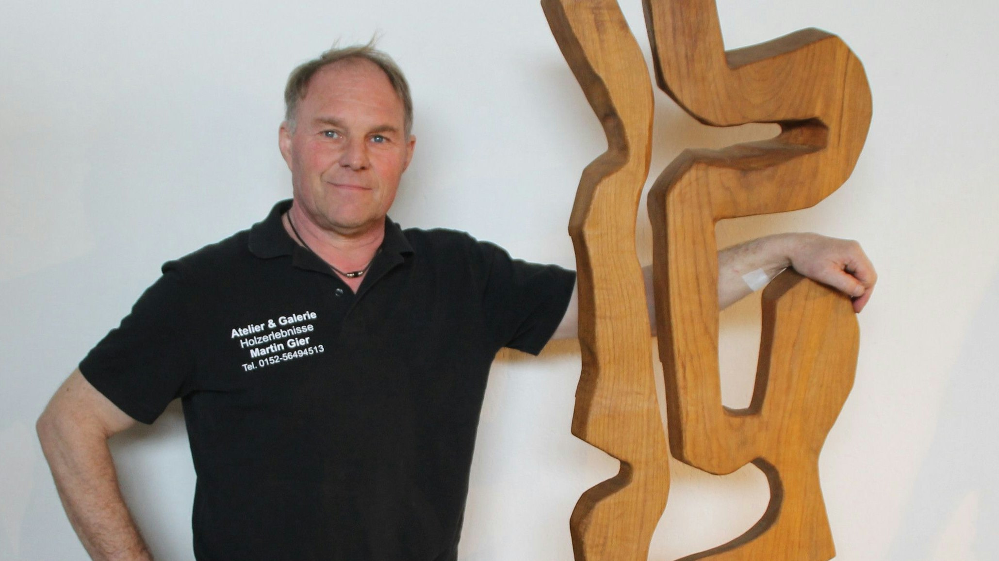 Nur eine seiner unzähligen Kunstwerke: Martin Gier mit seiner Skulptur "Bewegung" aus Eichenholz. Foto: Kessen&nbsp;