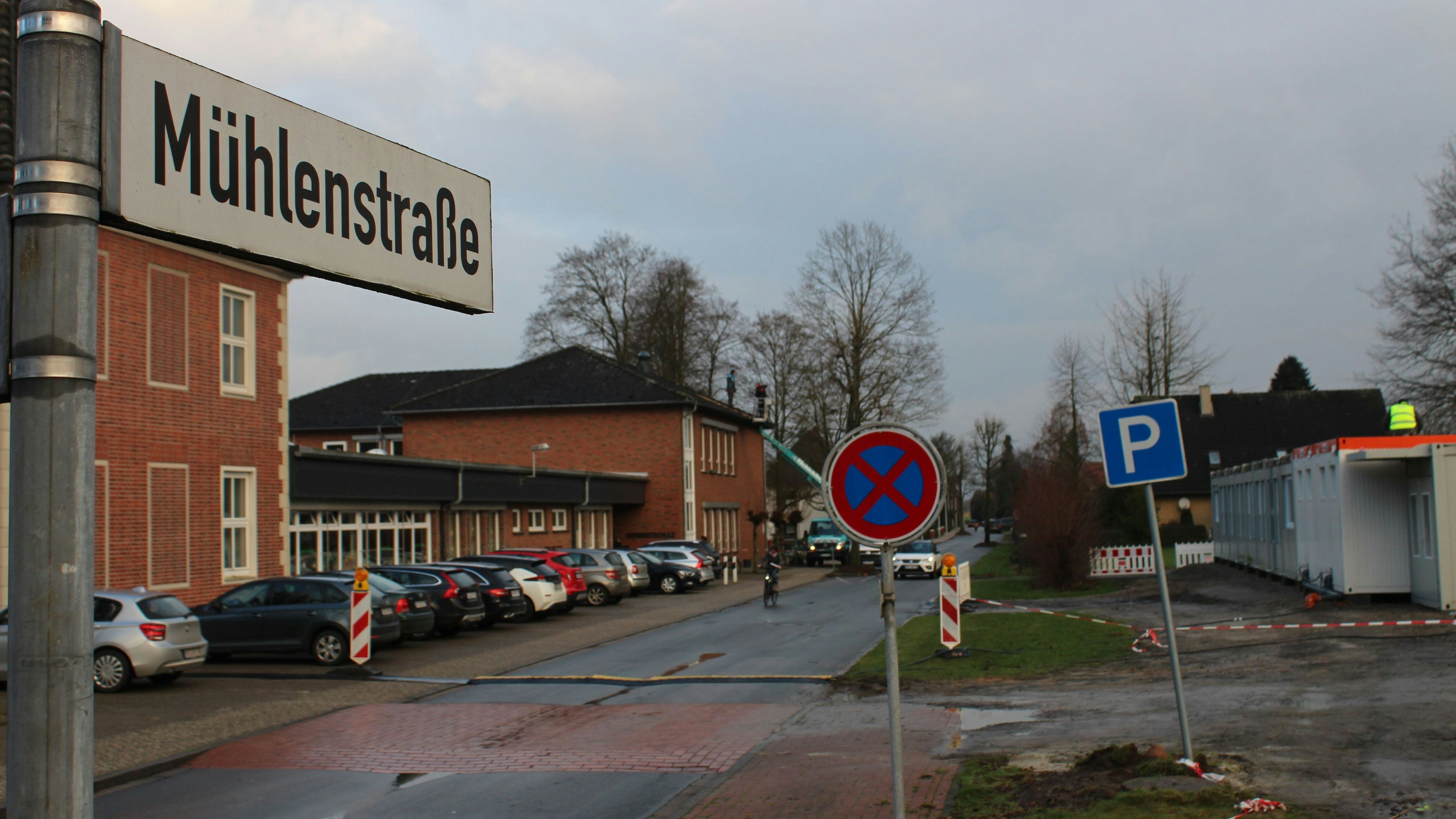 Mühlenstraße wird gesperrt: Es wird ein Baukran aufgestellt, um den mittleren Gebäudeteil um eine Etage aufzustocken. Foto: Heinzel