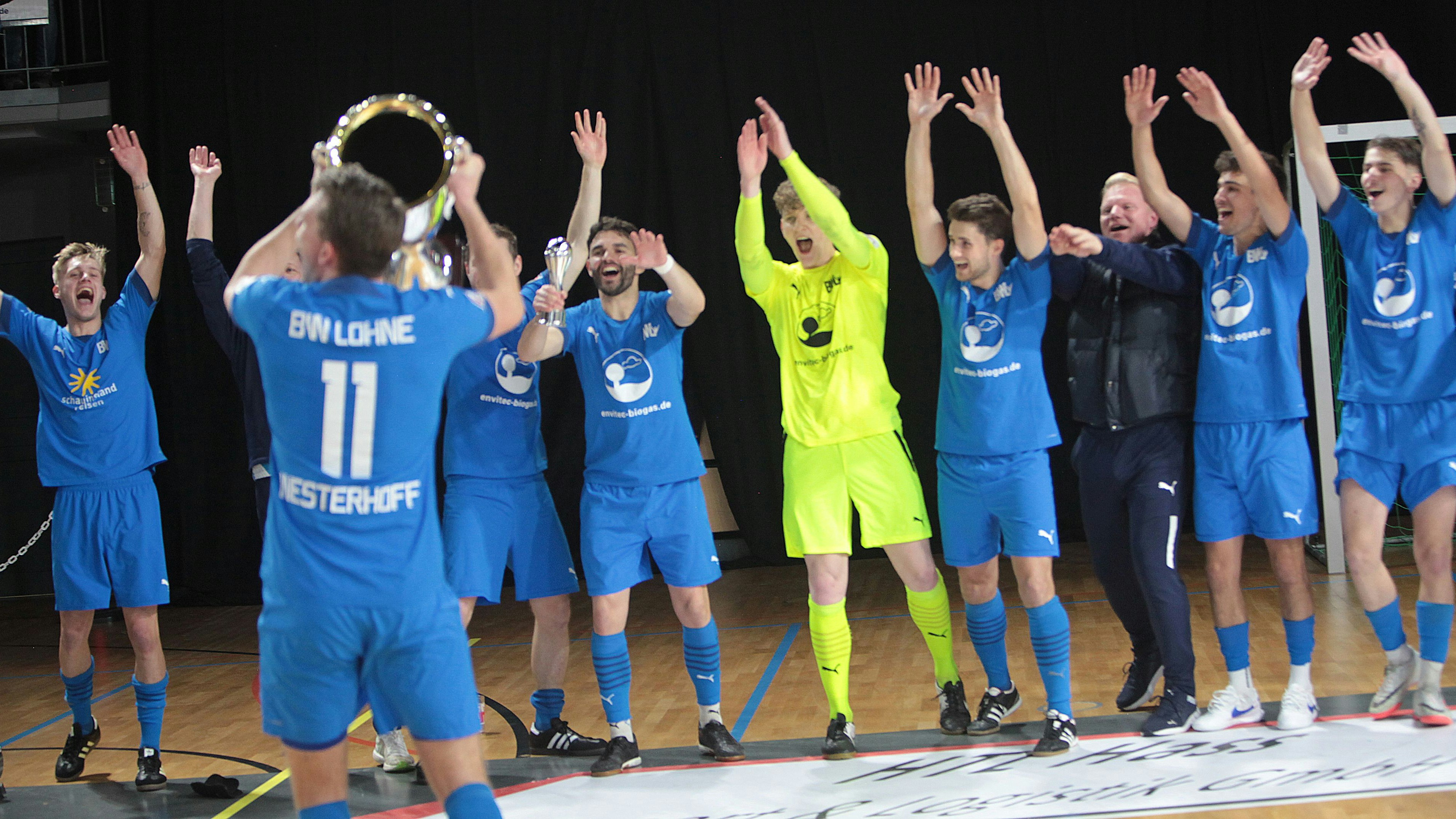 Da ist das Ding! Lohnes Kai Westerhoff präsentiert seinen Teamkollegen den riesigen Supercup. Fotos: Elke Schikora/Frank Wenzel