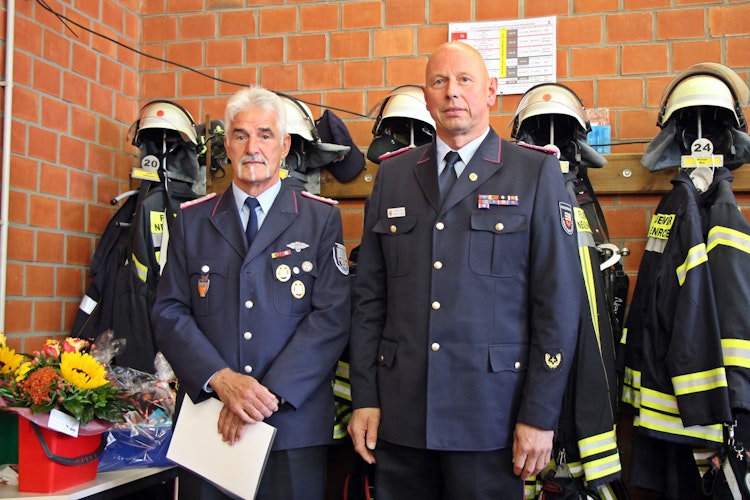 Gründungsmitglied: Kreisbrandmeister Matthias Trumme (rechts) ehrte Volker Adam für seine 50-jährigen Dienste für die Neuenkirchener Feuerwehr. Foto: Oevermann