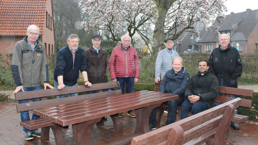 Neue Sitzgelegenheit: Der Heimatverein hat an der Kirchstraße für 1800 Euro neue Bänke und einen neuen Tisch aufgestellt.  Foto: Hoff