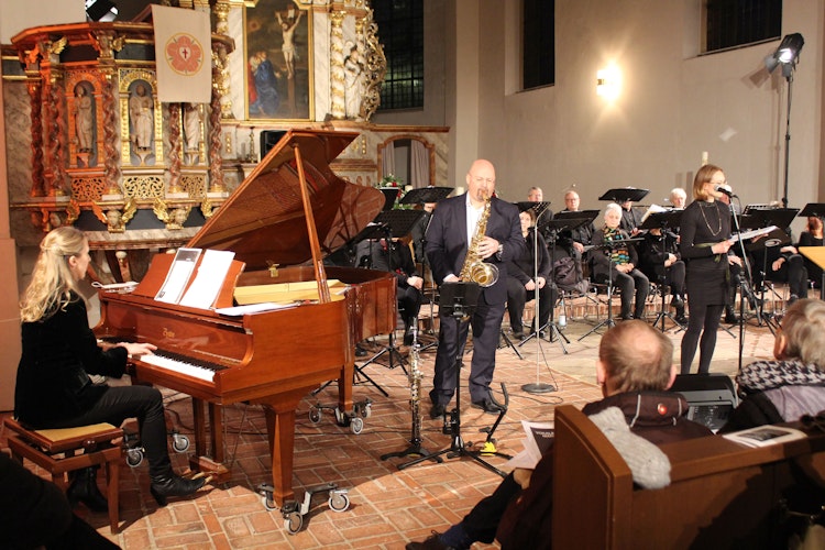 Miriam Hemphreys am Klavier, Ingo Böhm am Saxophon und Sängerin Christiane Lücking präsentierten unter anderem den Gospelsong Amazing Grace. Foto: Heinzel