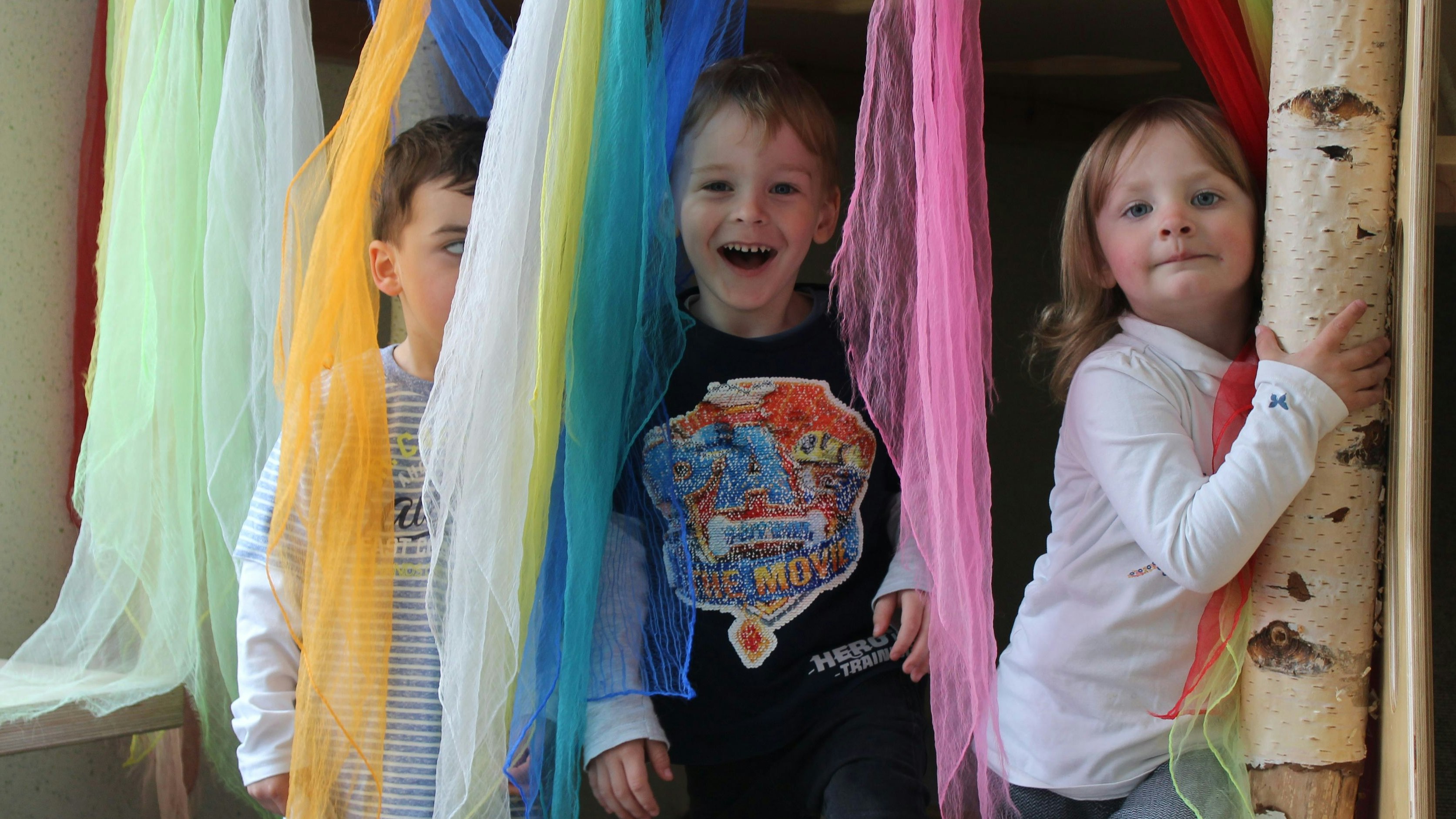 Glücklich: Die Krippenkinder der "Kleine-Frösche-Gruppe" der Kita St. Peter und Paul fühlen sich pudelwohl. Foto: Hoff