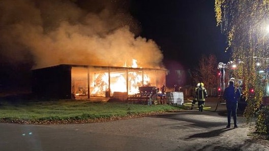 In der Nacht zu Samstag brannte es auf einem Bauernhof in der Gemeinde Apen. Foto: Polizeiinspektion Oldenburg-Stadt / Ammerland&nbsp;
