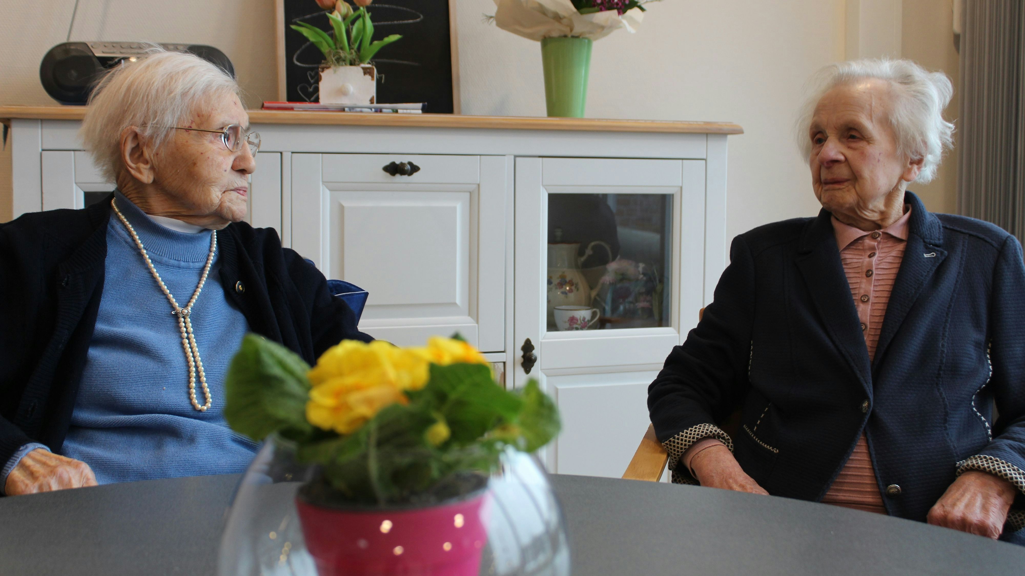 Lilli Ludwig (links) feierte gerade ihren 104. Geburtstag. Josefa Voet (rechts) wird im Februar ihren 100. begehen können. Foto: Heinzel