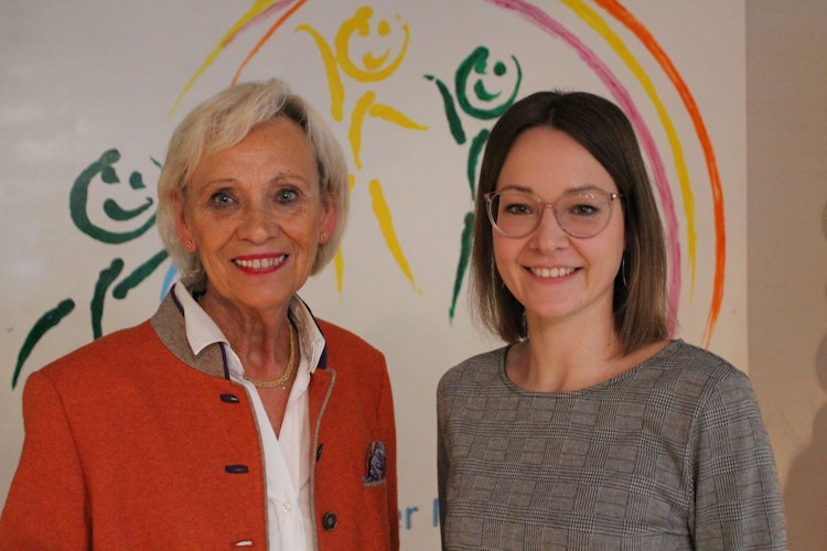Schwelgen in Erinnerungen: Hildegard Herms-Westendorf (links) mit Yvonne Albers, eine ihrer ersten Schülerinnen an der Höner Mark in Dinklage. Foto: Heinzel