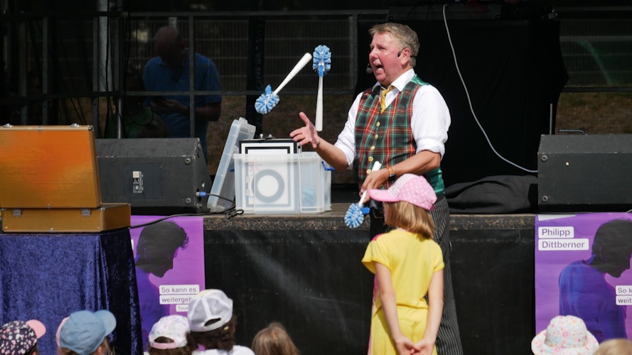 Auf und vor der Bühne sorgte Holger Blumentritt für Unterhaltung – zum Beispiel mit einer Klobürsten-Jonglage.   Foto: Dickerhoff