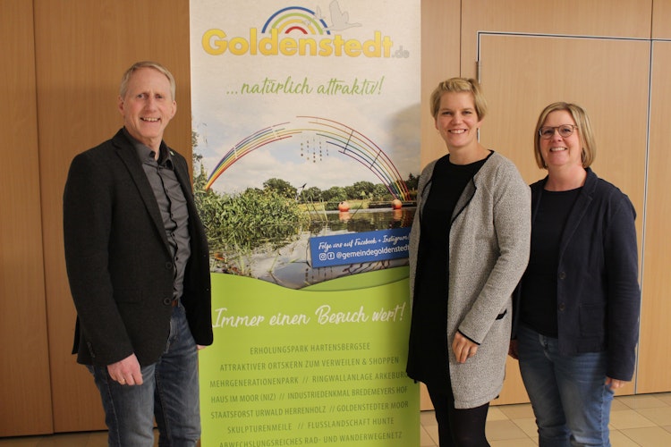 Bürgermeister Alfred Kuhlmann (links) setzt auf neue Impulse durch Laura-Marie Diekhaus-Pytel (Mitte) und Kerstin Willenbrink (rechts). Foto: Heinzel