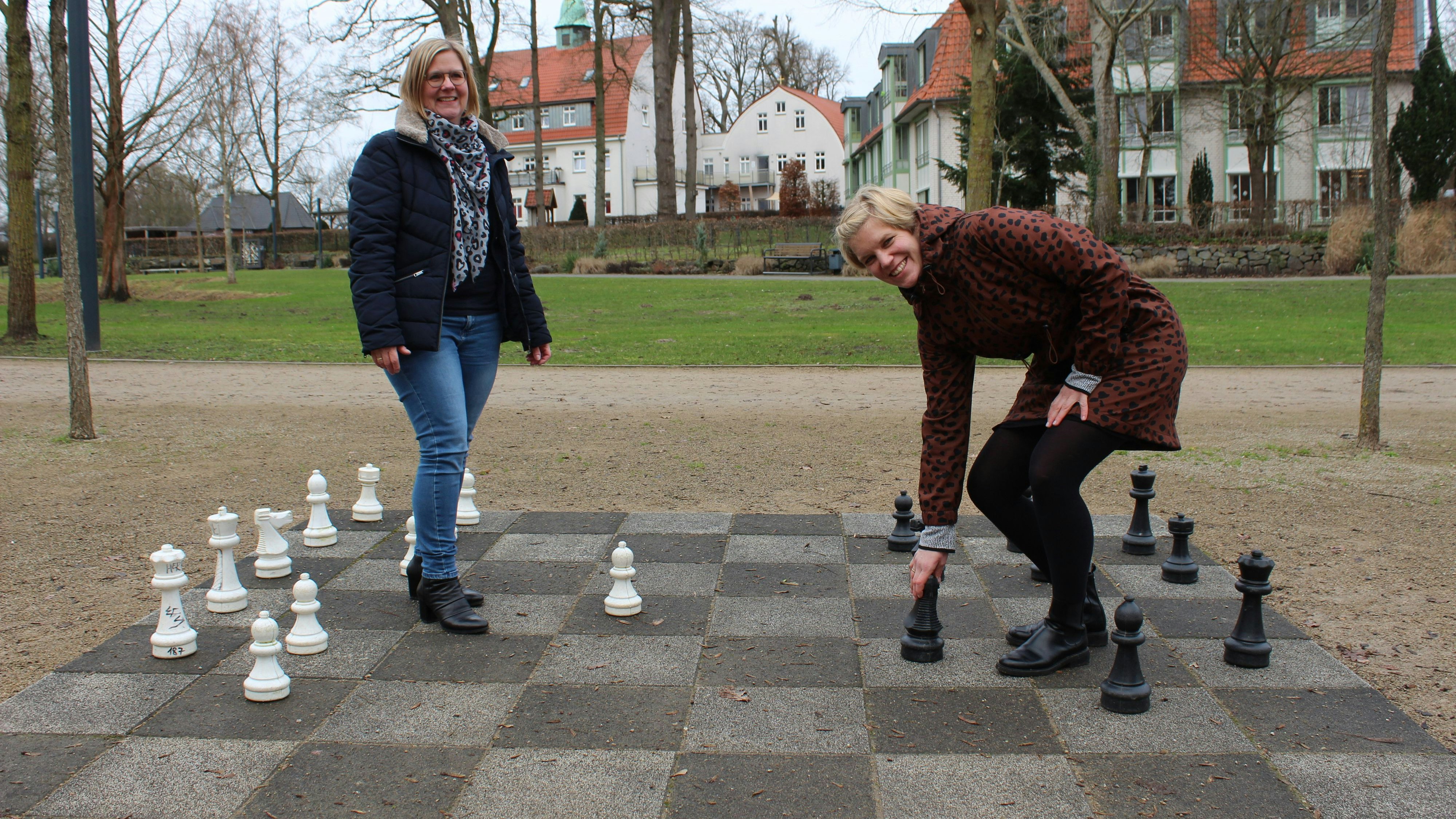 Kerstin Willenbrink (links) und Laura-Marie Diekhaus-Pytel (rechts) sind seit November Mehrgenerationenbeauftragte. Foto: Heinzel