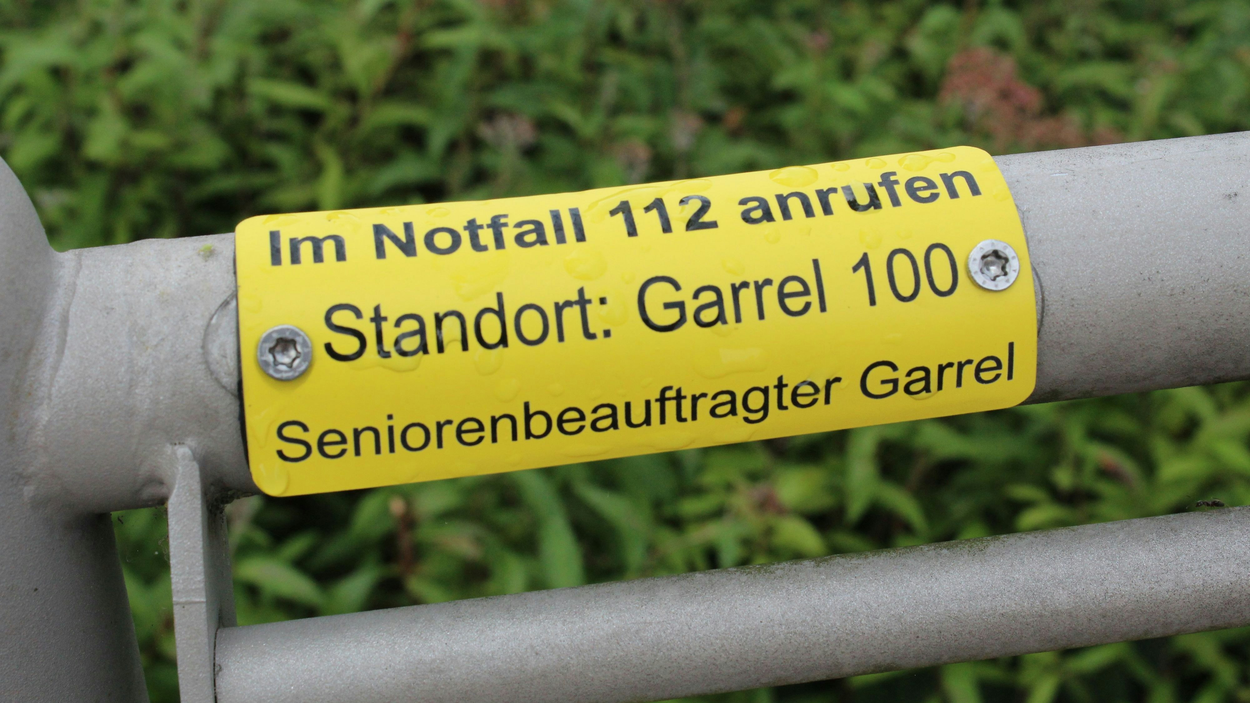 Durchnummeriert: Die Zahl "100" gibt den exakten Standort der Bank an, in diesem Fall: das Garreler Rathaus.&nbsp; Foto: Hoff