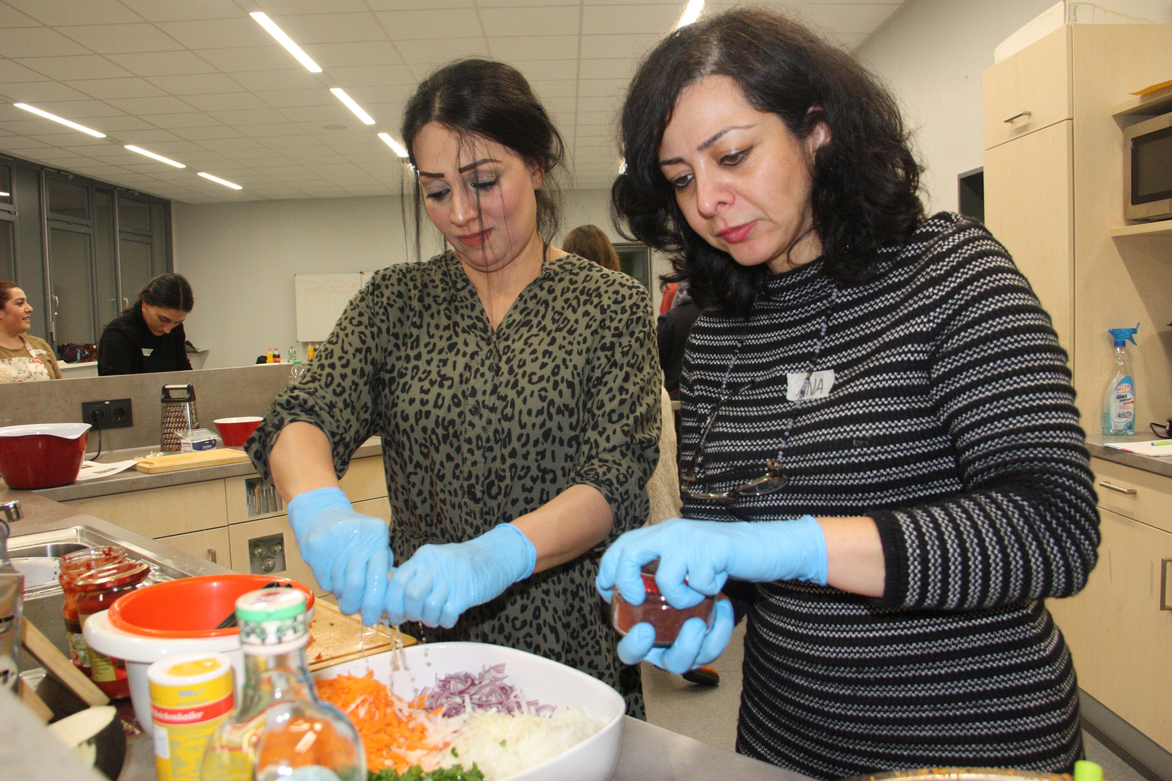 Nahmen am türkischen Kochabend teil: (von links) Aissan Kader und Ana Hassani waren unter anderem für einen Möhrensalat verantwortlich. Foto: Pracht