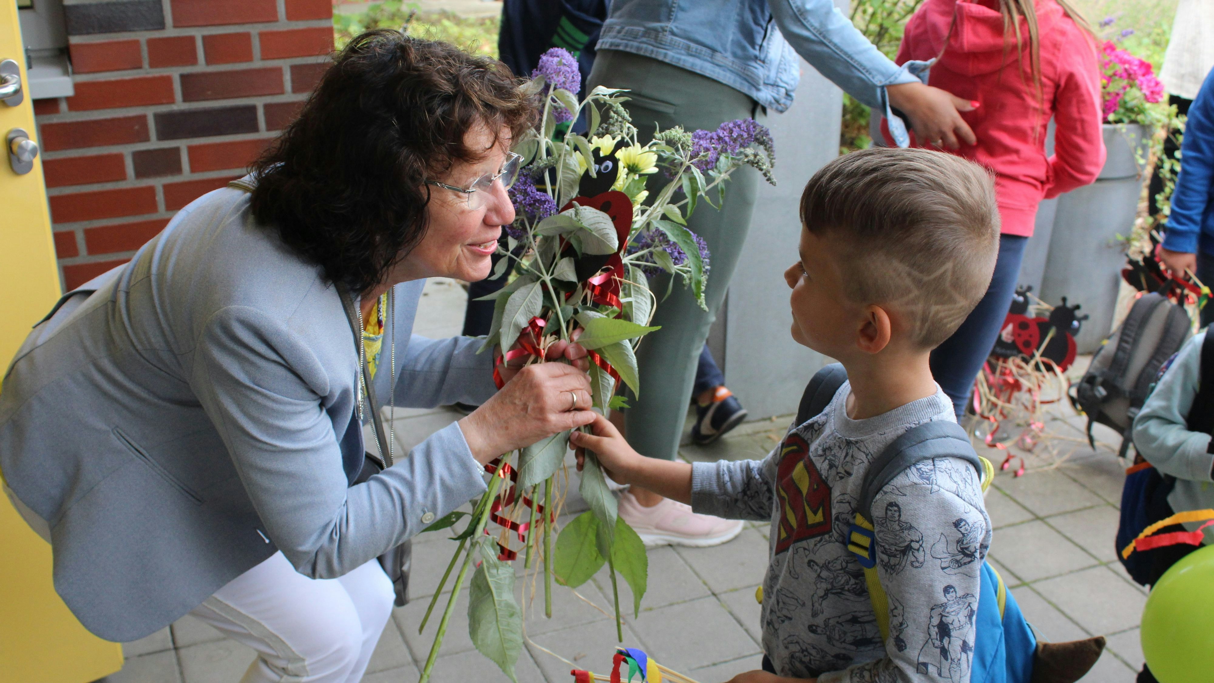 Immer auf Augenhöhe: Elisabeth Tabeling nimmt glücklich die vielen Blumen der Kinder an. Foto: Hoff