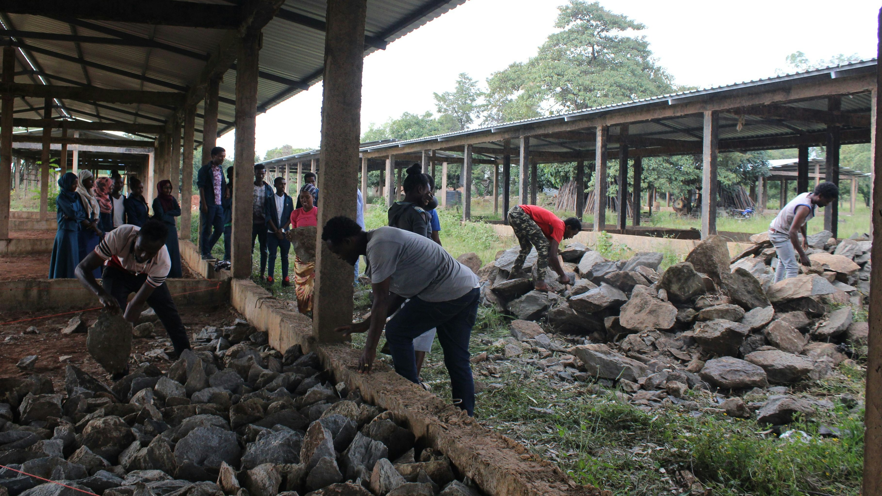 Mühsame Arbeit in Ijaji: Beim Neubau der vierten SgH-Schule werden derzeit die Böden in den Klassenräumen vorbereitet. Fotos: MfM