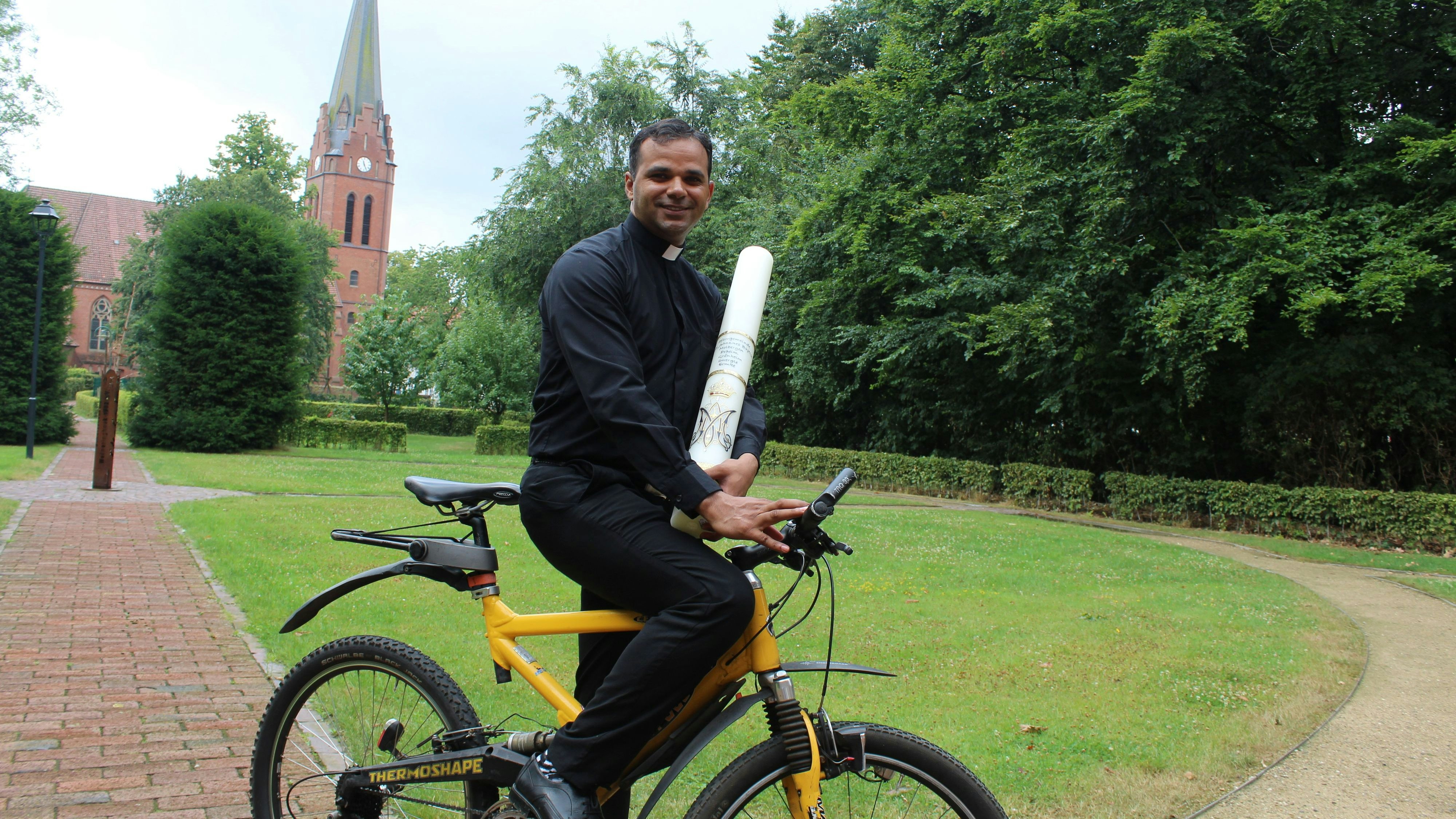 Freut sich auf die Pilgerfahrt: Pater Jineesh begleitet die Molberger mit dem Fahrrad nach Bethen. Foto: Hoff