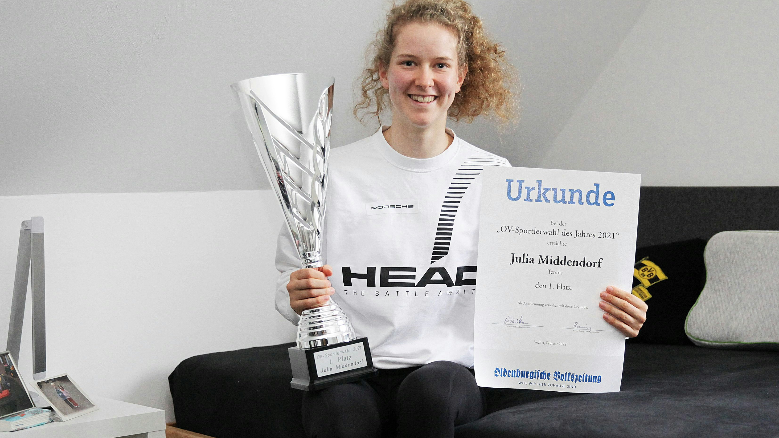 OV-Sportlerin des Jahres 2021: Julia Middendorf präsentiert daheim in Dinklage den Pokal und die Urkunde. Foto: Schikora